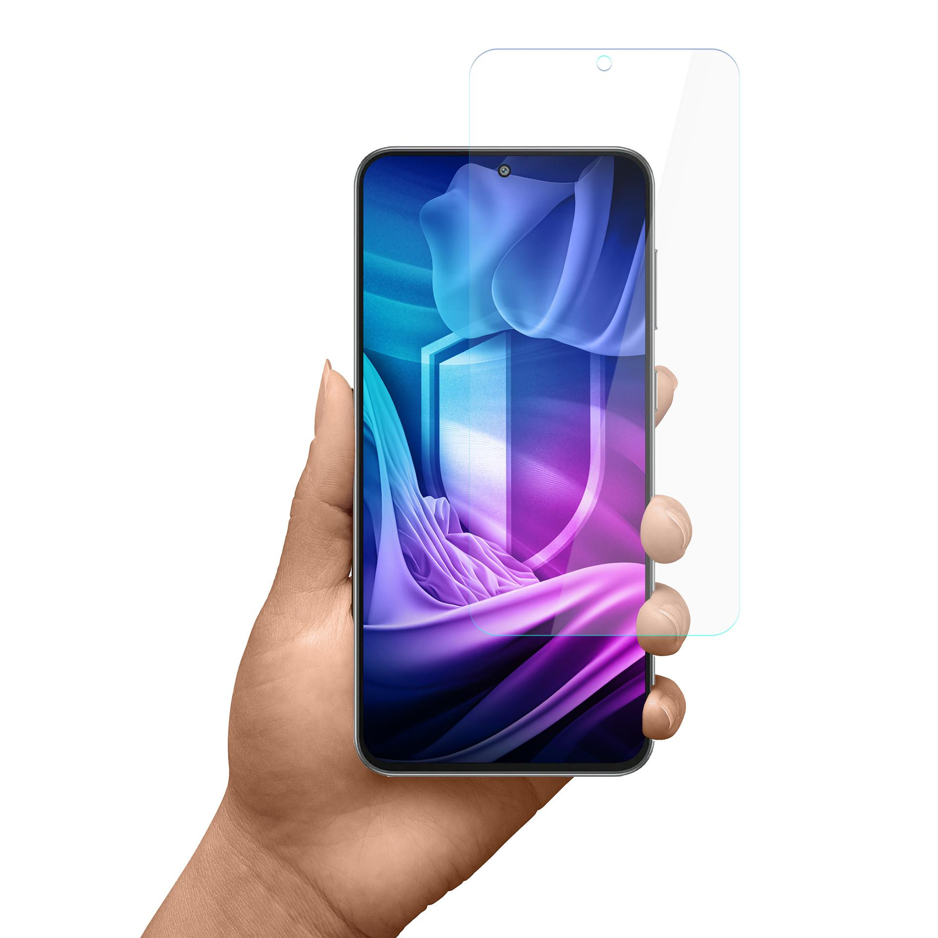 Una mano tiene uno smartphone con una protezione per lo schermo. Lo schermo mostra un design astratto blu e viola.