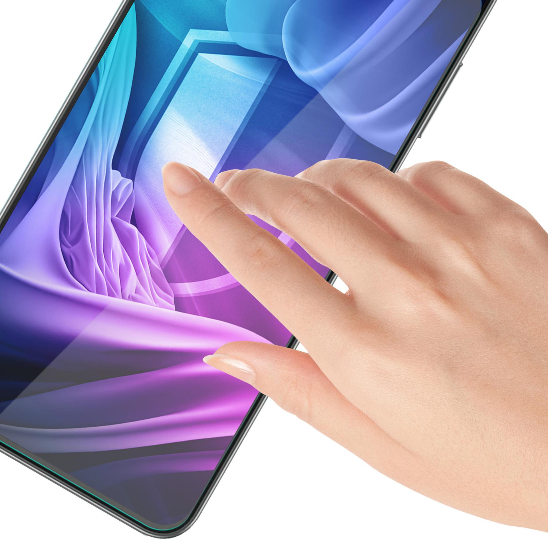 Una mano tocca lo schermo di un telefono. Lo schermo mostra un design astratto viola e blu. Sfondo bianco.