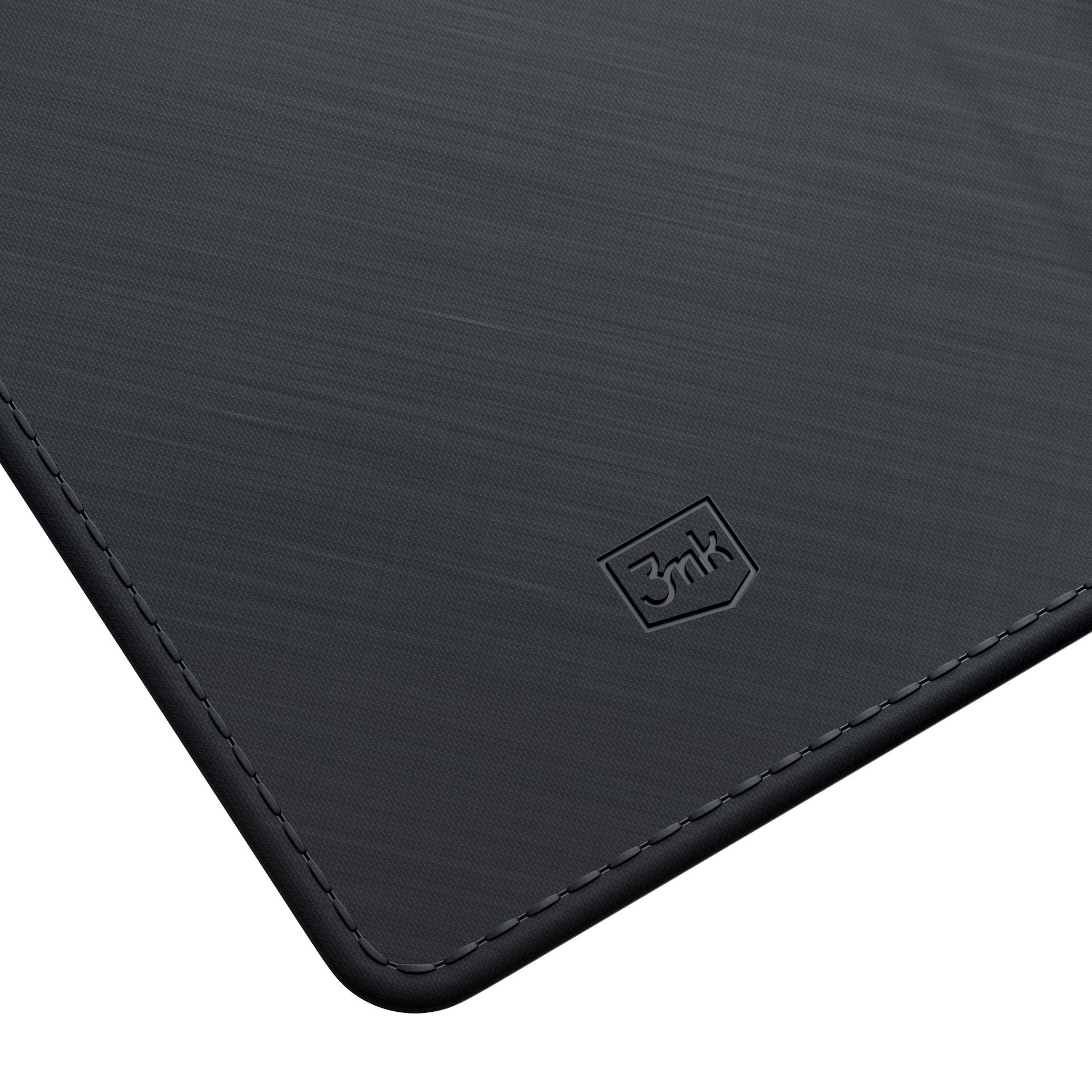 Czarna, teksturowana podkładka pod mysz z szytymi krawędziami i logo 3mk w rogu.