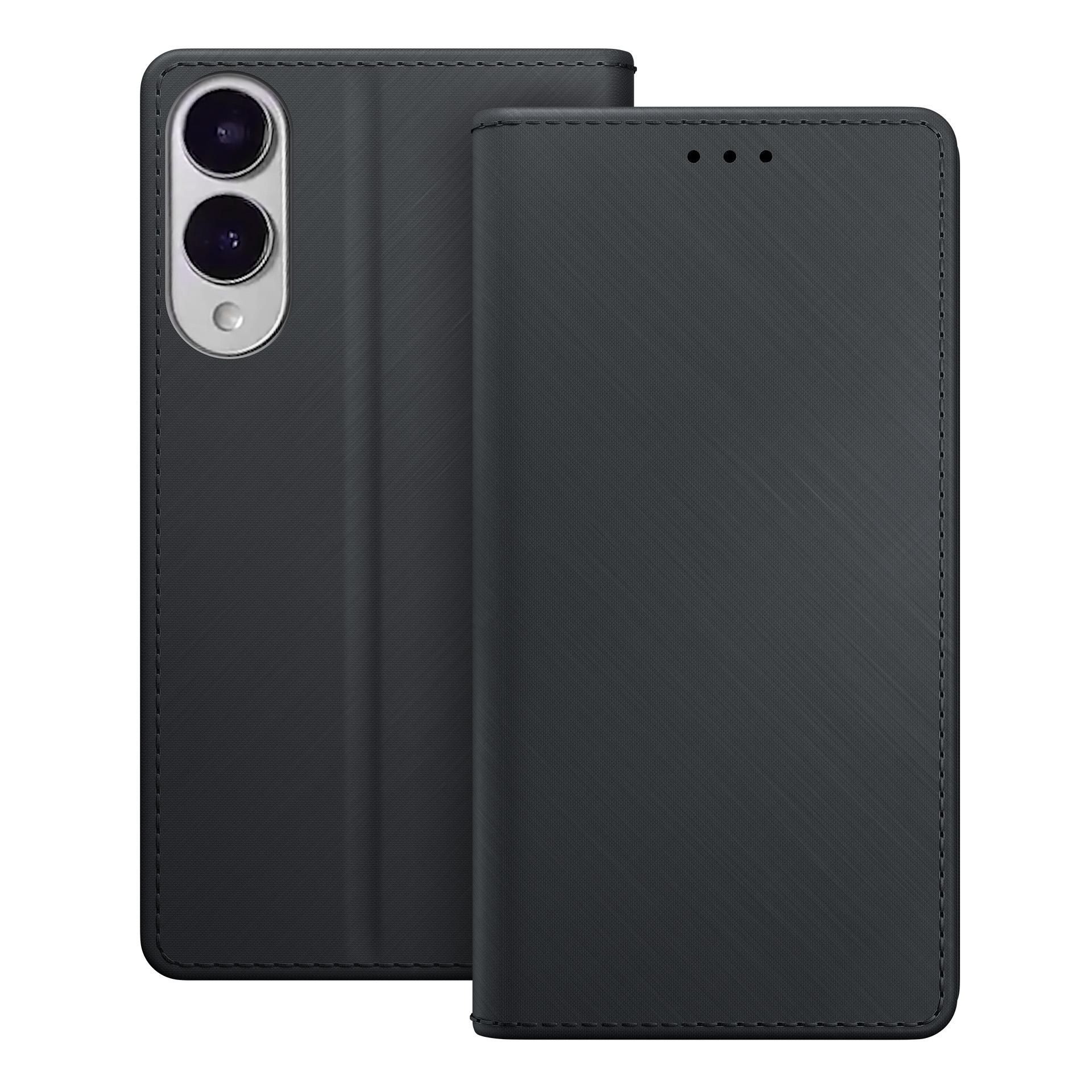 Ciemnoszary futerał na telefon z otwartą klapką. Widoczny jest aparat telefonu oraz faktura i szwy etui.