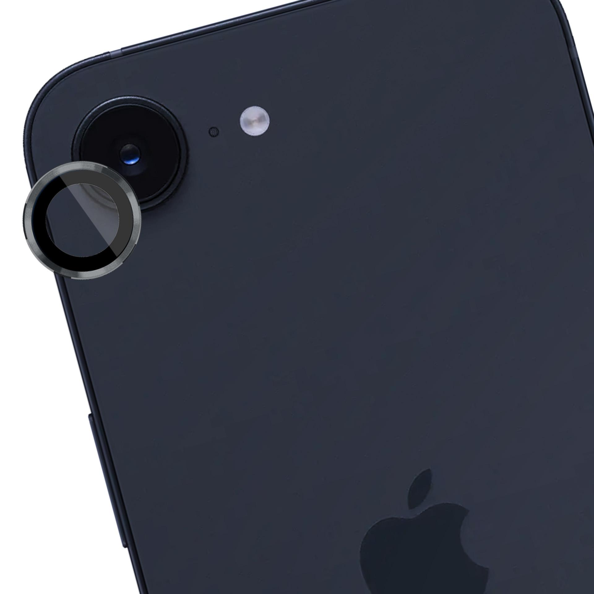 Zbliżenie tyłu ciemnoniebieskiego iPhone'a. Ochraniacz obiektywu jest nałożony na soczewki.