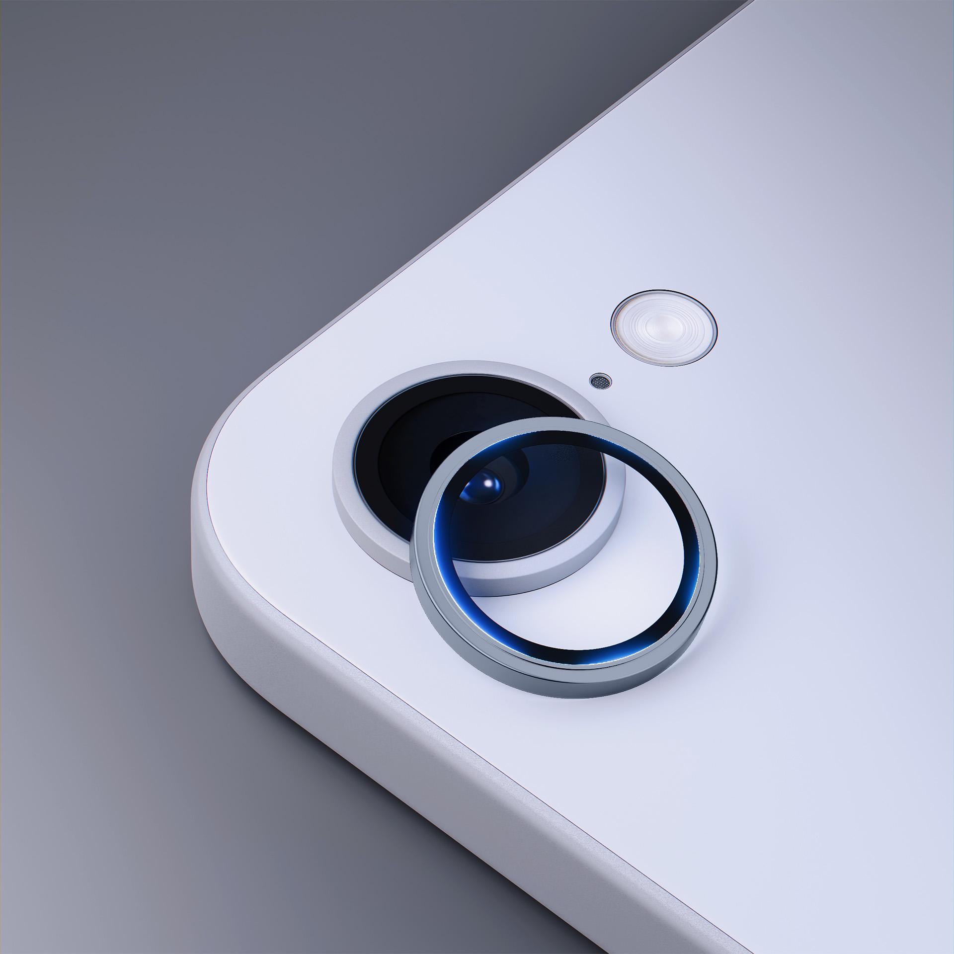 Primo piano di un telefono bianco con una protezione per l'obiettivo della fotocamera staccata. Il telefono ha due obiettivi.