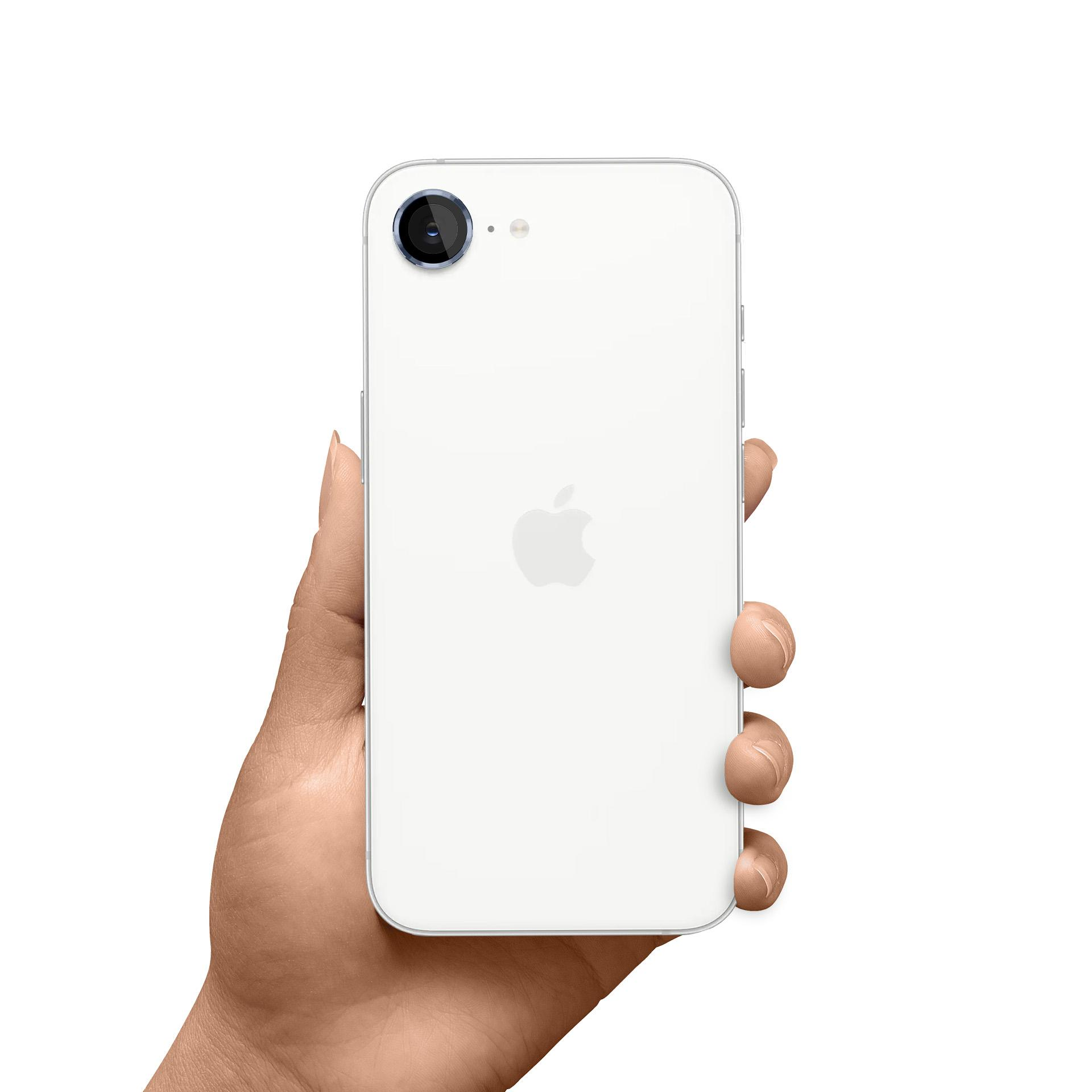 Un iPhone bianco è tenuto in mano, mostrando il retro con il logo Apple e la fotocamera. Sfondo bianco.