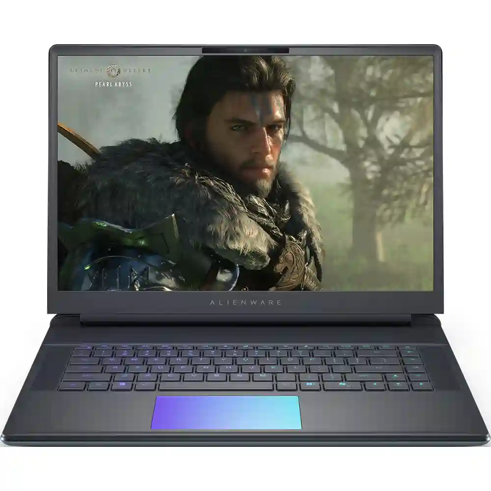 Bir Alienware dizüstü bilgisayar, kürklü bir adamla bir oyun sahnesi gösteriyor. Klavye aydınlatılıyor. Arka planda ağaçlar görülüyor.