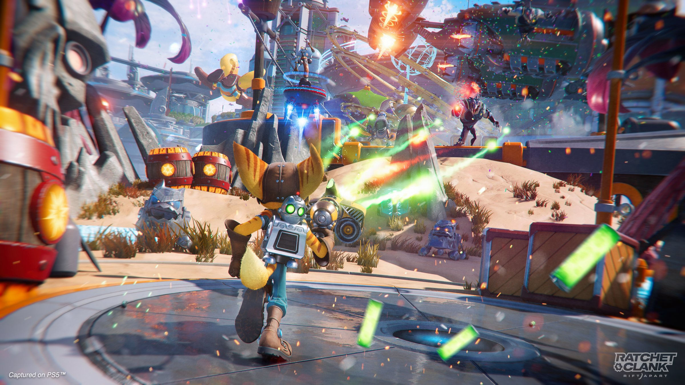 Ratchet y Clank corren por un campo de batalla futurista. Explosiones, robots y edificios futuristas al fondo.