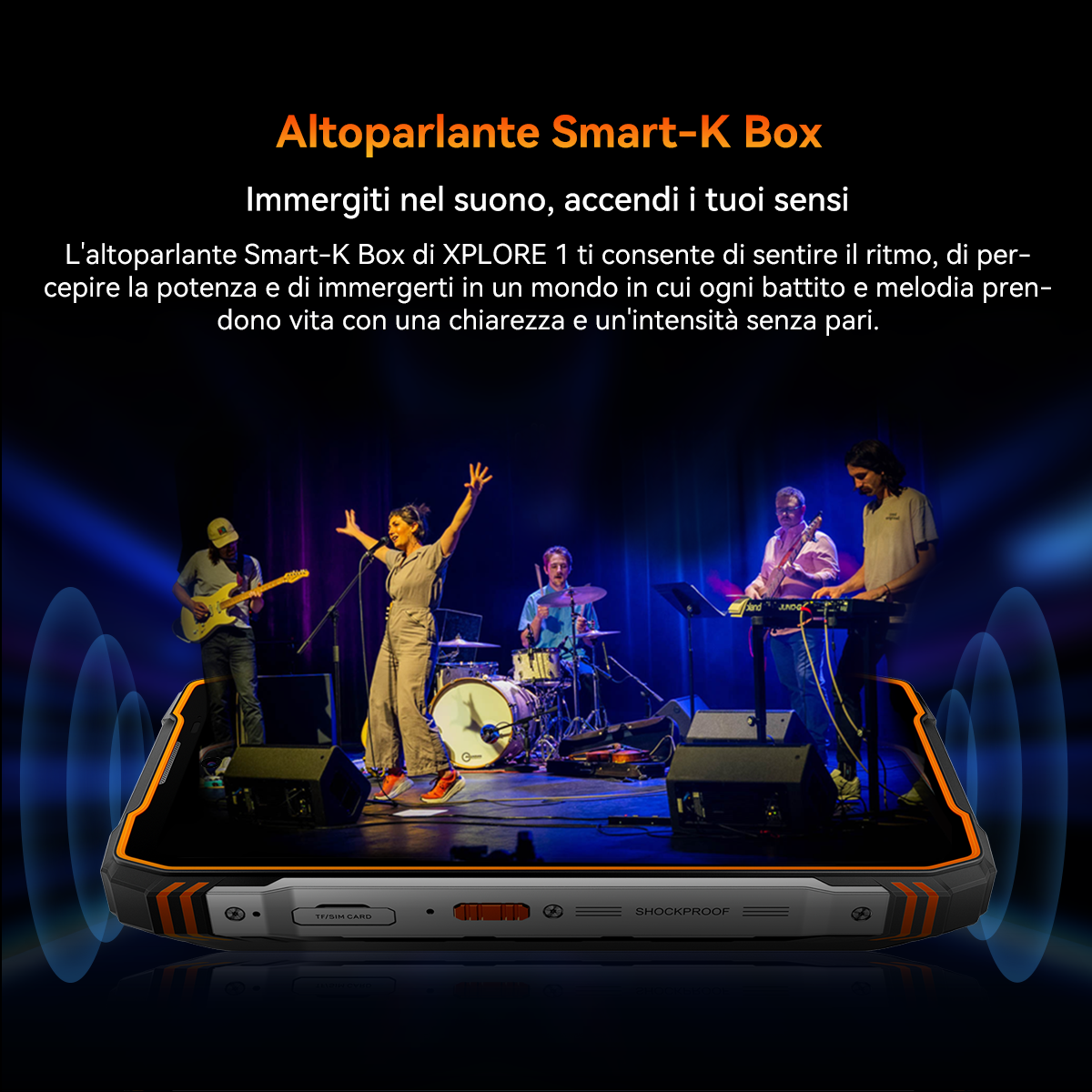 Una band suona sul palco, raffigurata sullo schermo di un telefono. Il telefono è nero e arancione. Gli altoparlanti sono sullo sfondo.