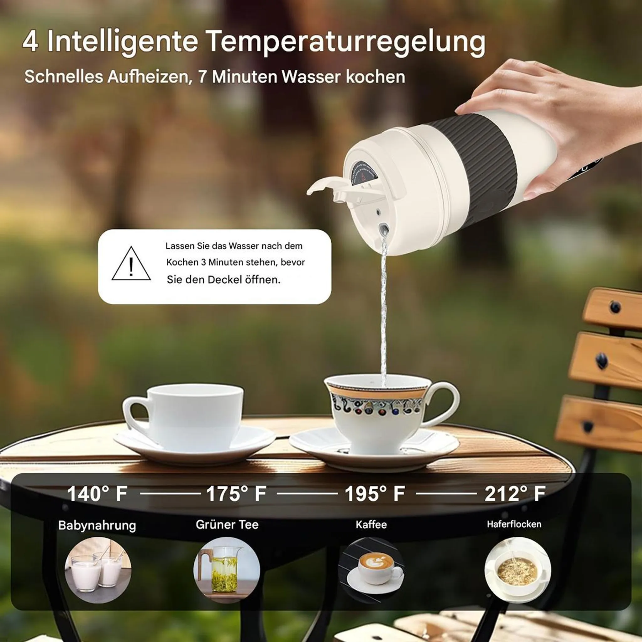 Eine Person gießt Wasser aus einem weißen Reisekocher in eine Tasse auf einem Tisch. Tassen und Temperatureinstellungen werden angezeigt.