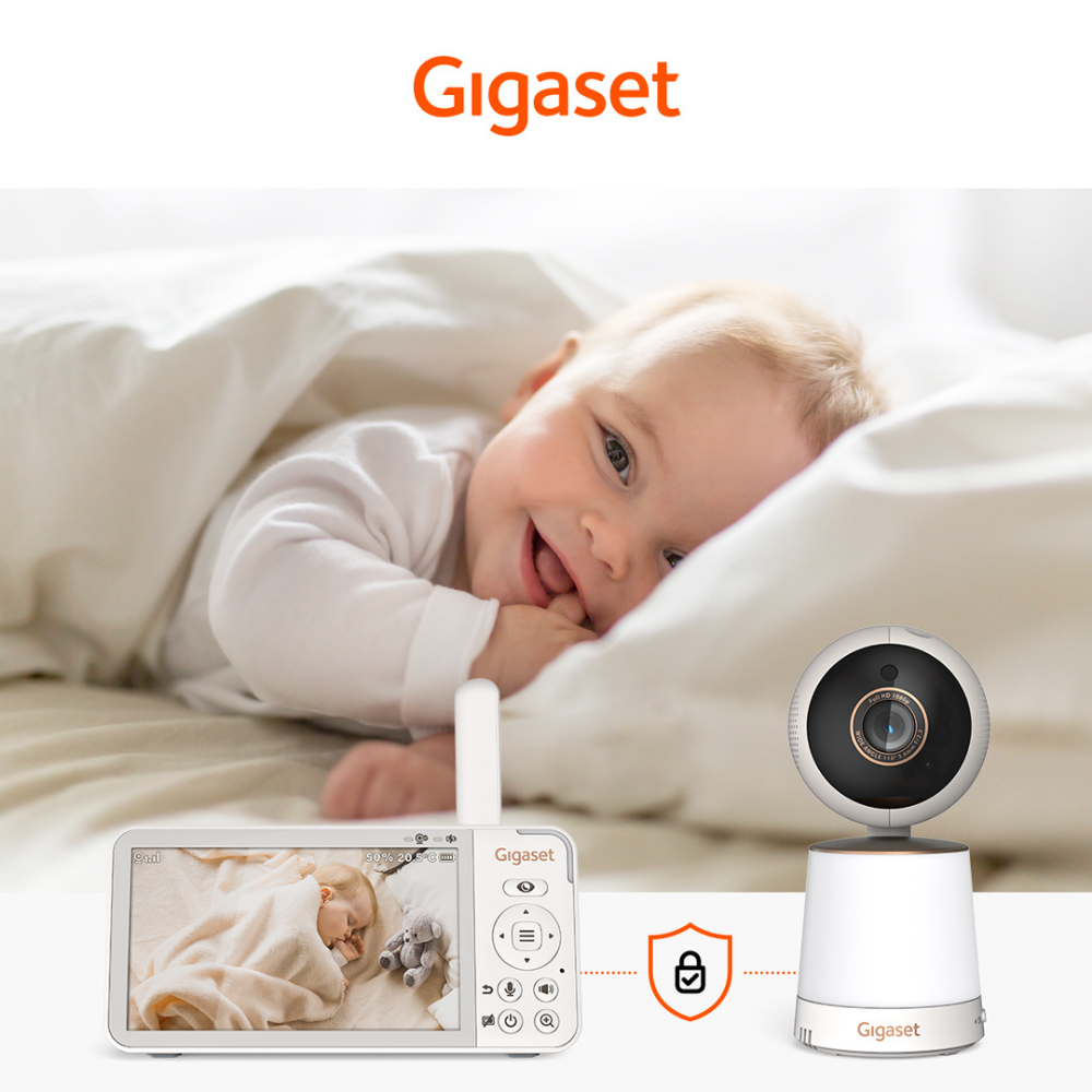 Ein lächelndes Baby unter einer Decke, ein Babyphone mit einem schlafenden Baby und eine Babykamera sind zu sehen.