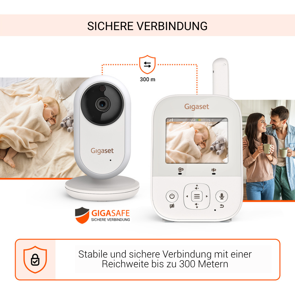 Babyphone mit Kamera und Bildschirm, zeigt ein schlafendes Baby. Eltern halten im Hintergrund Tassen. Marke Gigaset.
