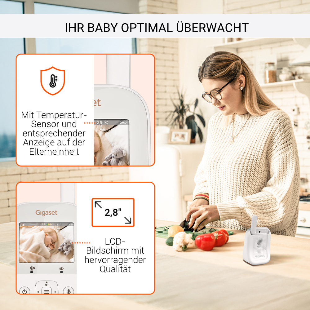 Eine Frau mit Brille und weißem Pullover in der Küche. Sie steht an einer Theke mit Gemüse. Es gibt einen Babyphone.