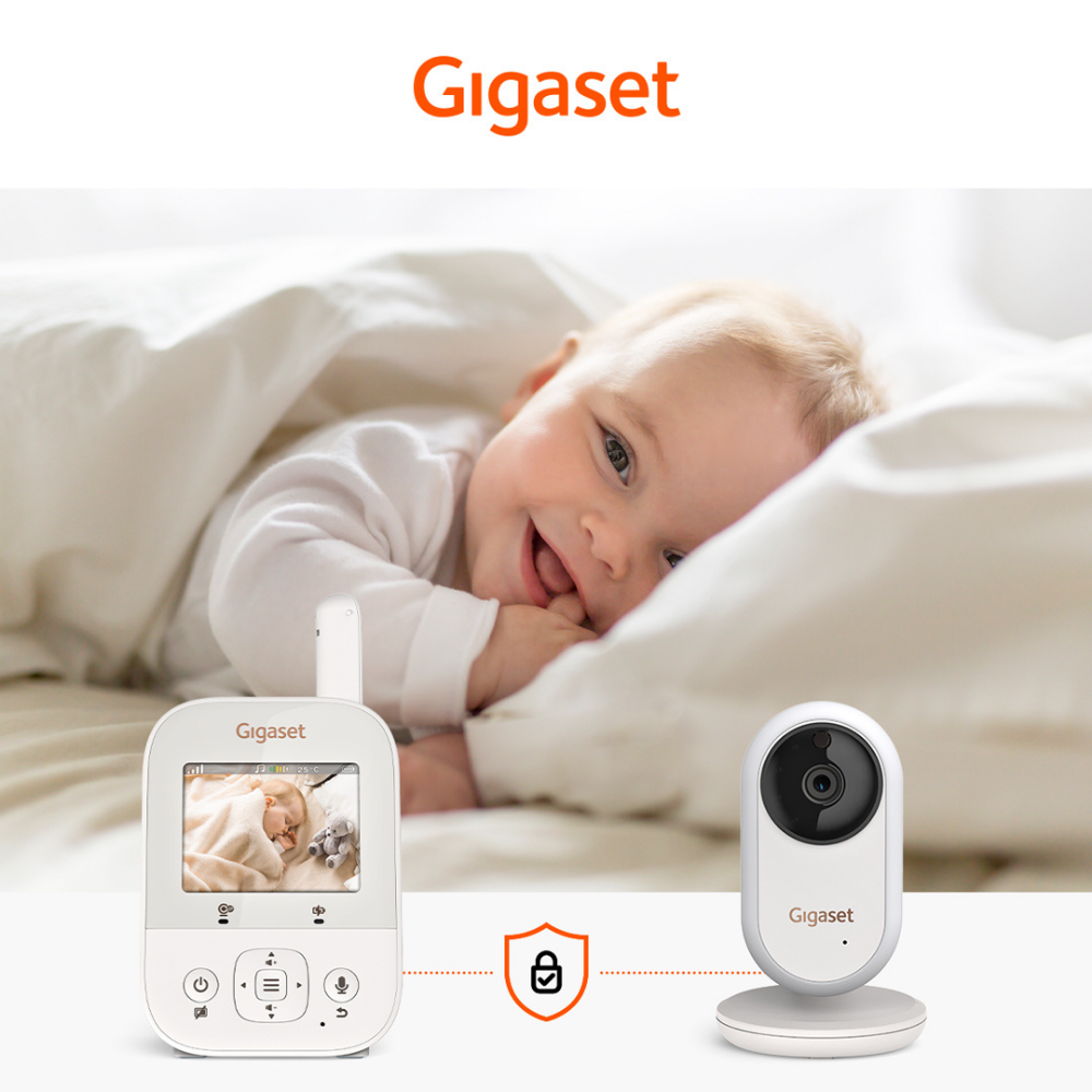 Ein lächelndes Baby liegt unter einer Decke. Babyphone-Geräte befinden sich auf beiden Seiten. Gigaset-Logo oben.