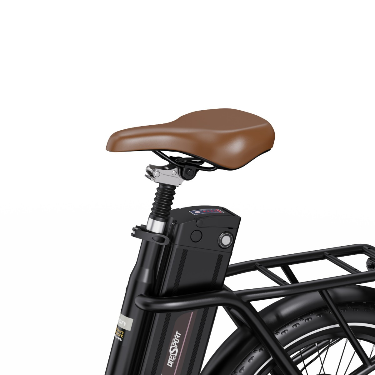 Zbliżenie na siodełko roweru elektrycznego. Brązowe siodełko, czarna rama, akumulator i bagażnik. Białe tło.