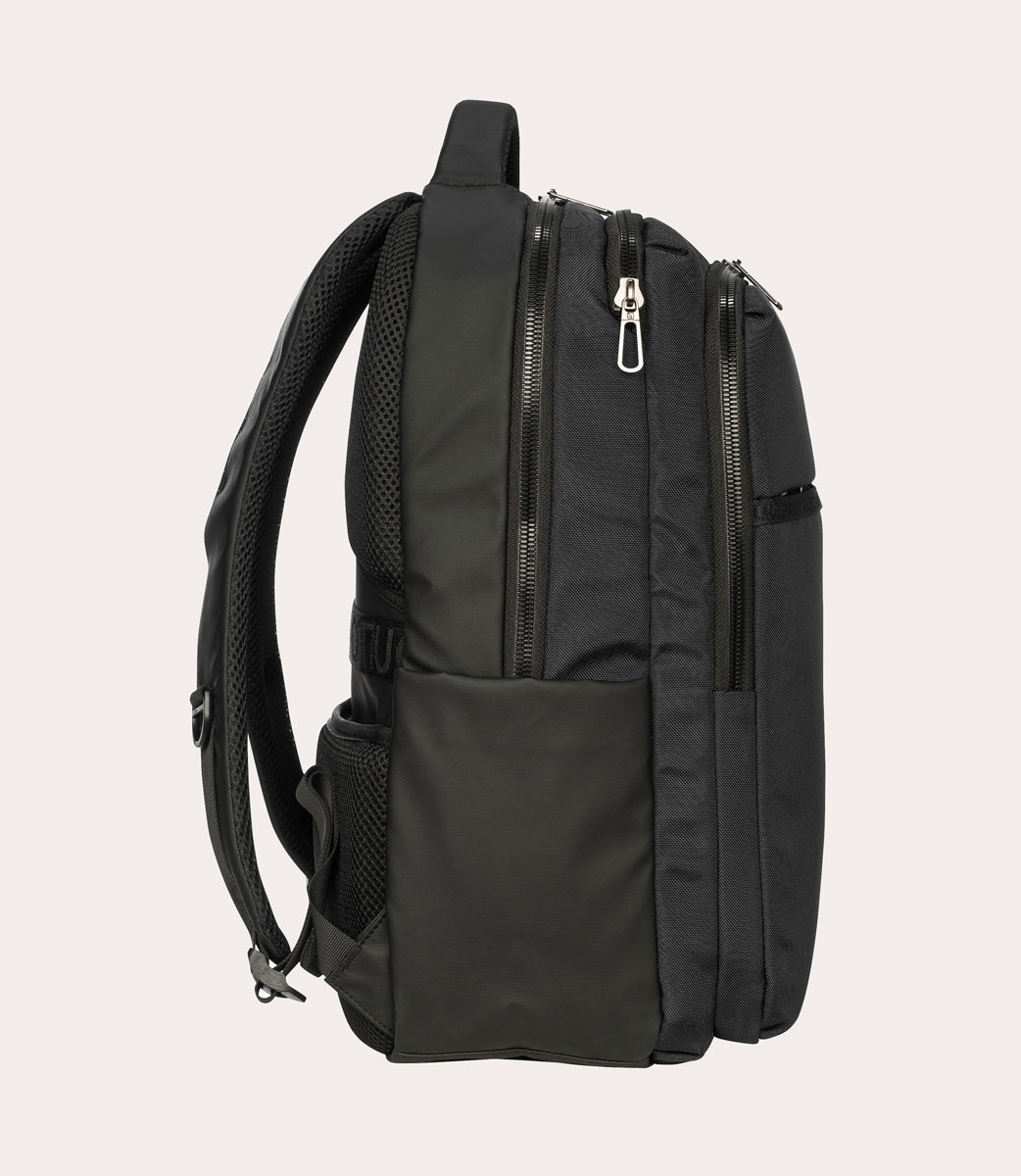 Schwarzer Rucksack mit mehreren Reißverschlüssen und einer seitlichen Netztasche, vor hellem Hintergrund. Mit gepolsterten Trägern und oberem Griff.