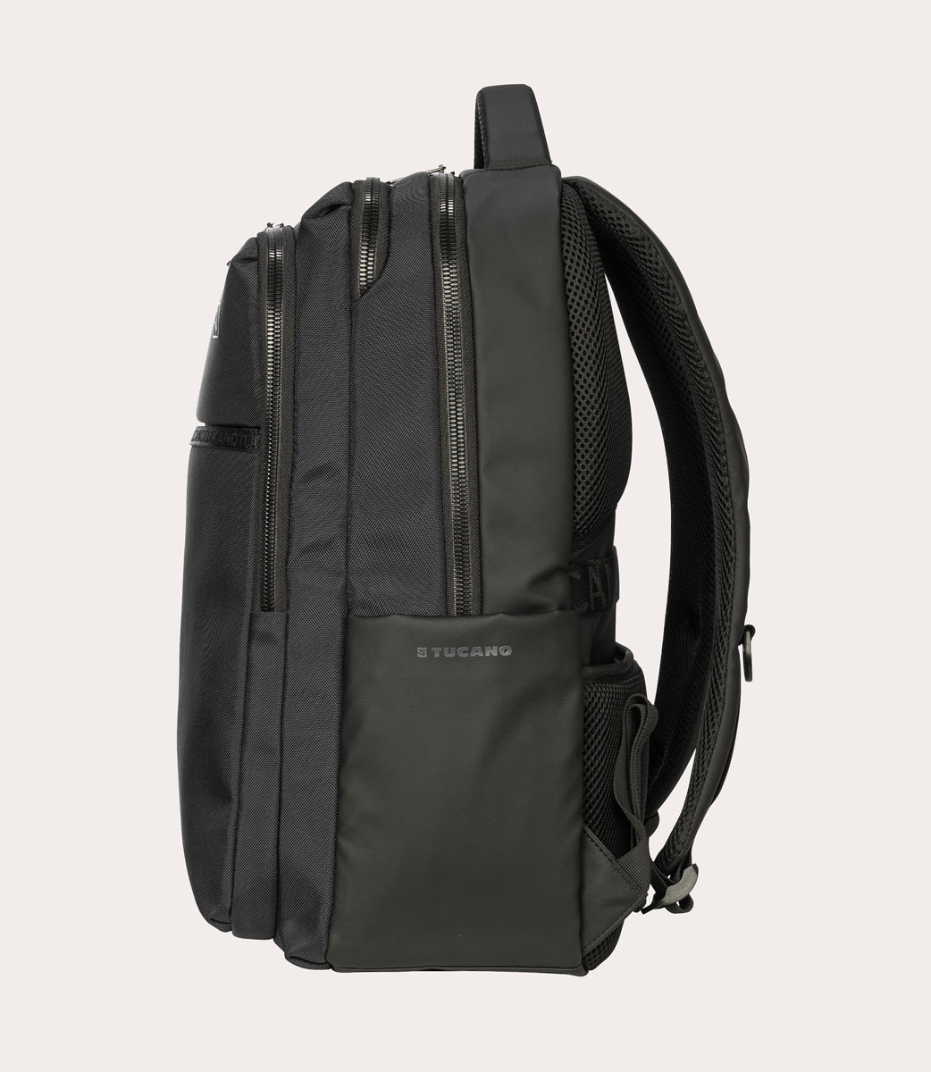 Ein schwarzer Rucksack mit mehreren Reißverschlussfächern. Der Markenname 'Tucano' ist sichtbar. Eine Netztasche ist vorhanden.