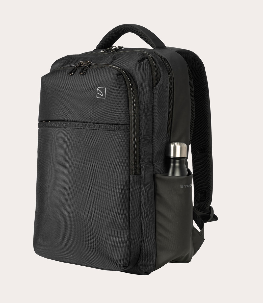 Schwarzer Rucksack mit einer Wasserflasche in der Seitentasche. Der Rucksack hat mehrere Fächer und einen Griff oben.