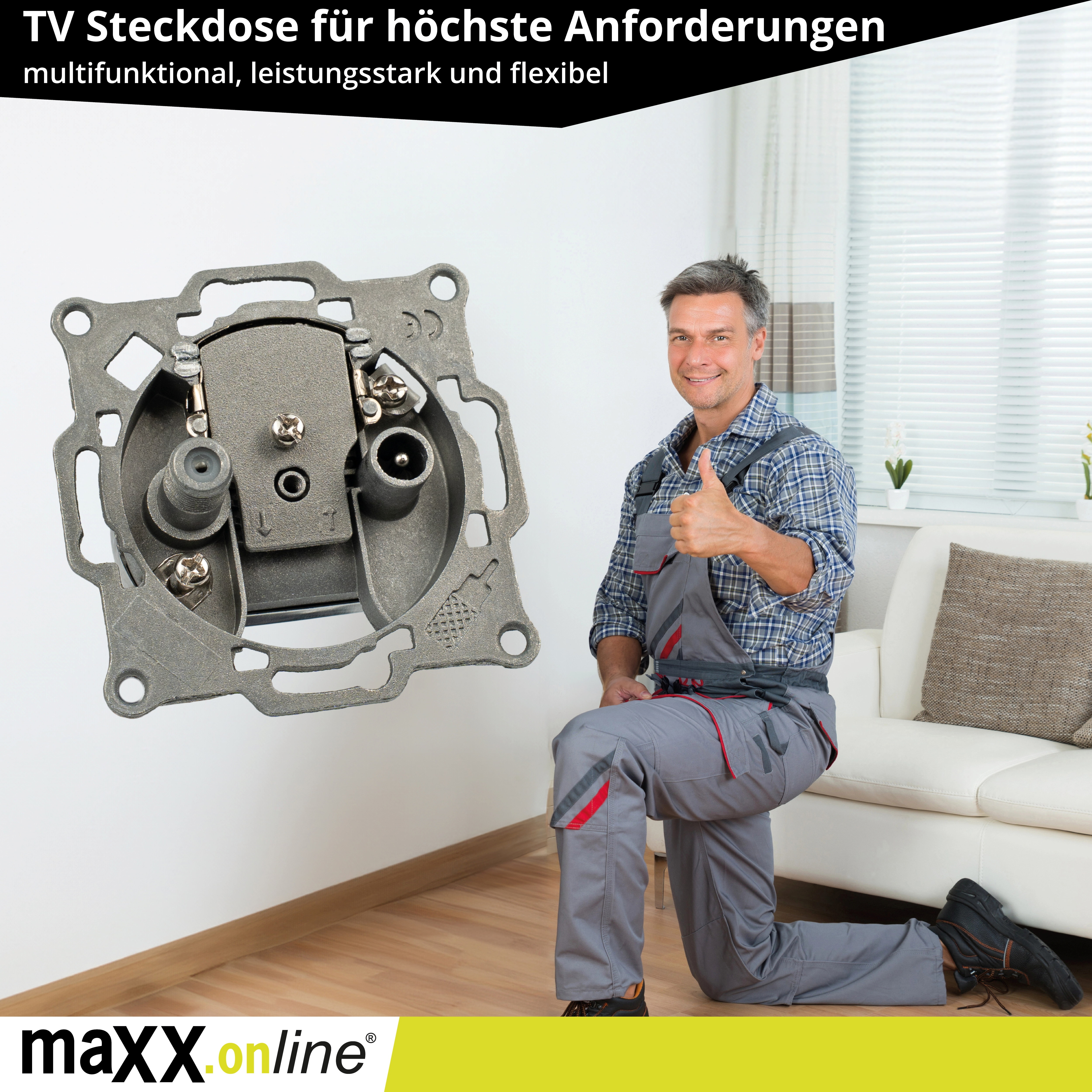 Ein Mann kniet in der Nähe einer Steckdose und gibt einen Daumen hoch. Im Hintergrund sind ein weißes Sofa und ein Fenster.
