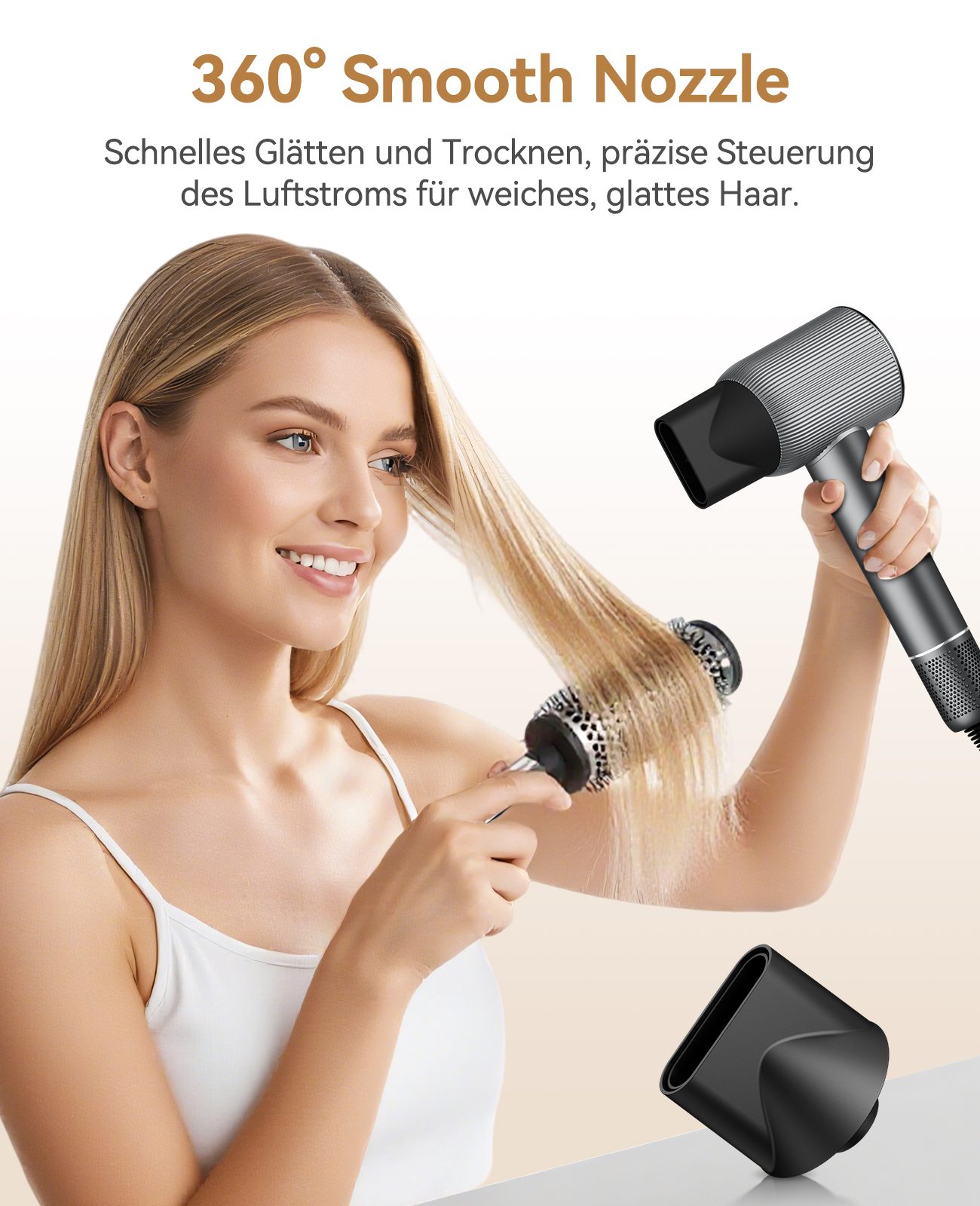 Blonde Frau, die Föhn und Bürste benutzt. Sie lächelt, während sie ihr Haar stylt. Eine schwarze Düse liegt auf einem weißen Tisch.