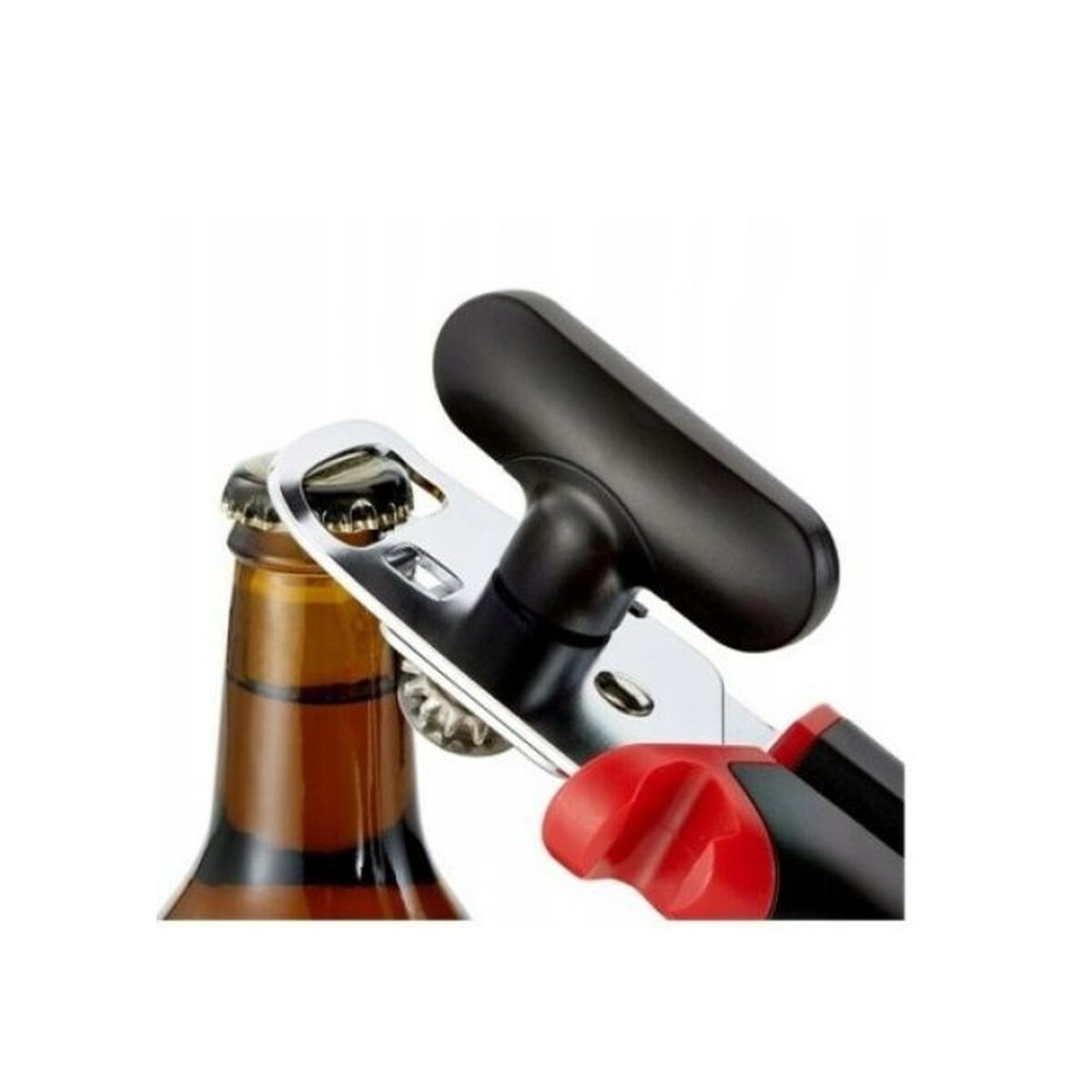 Ein Flaschenöffner, der eine Kappe von einer braunen Flasche entfernt. Der Öffner hat einen schwarzen Griff und rote Akzente.