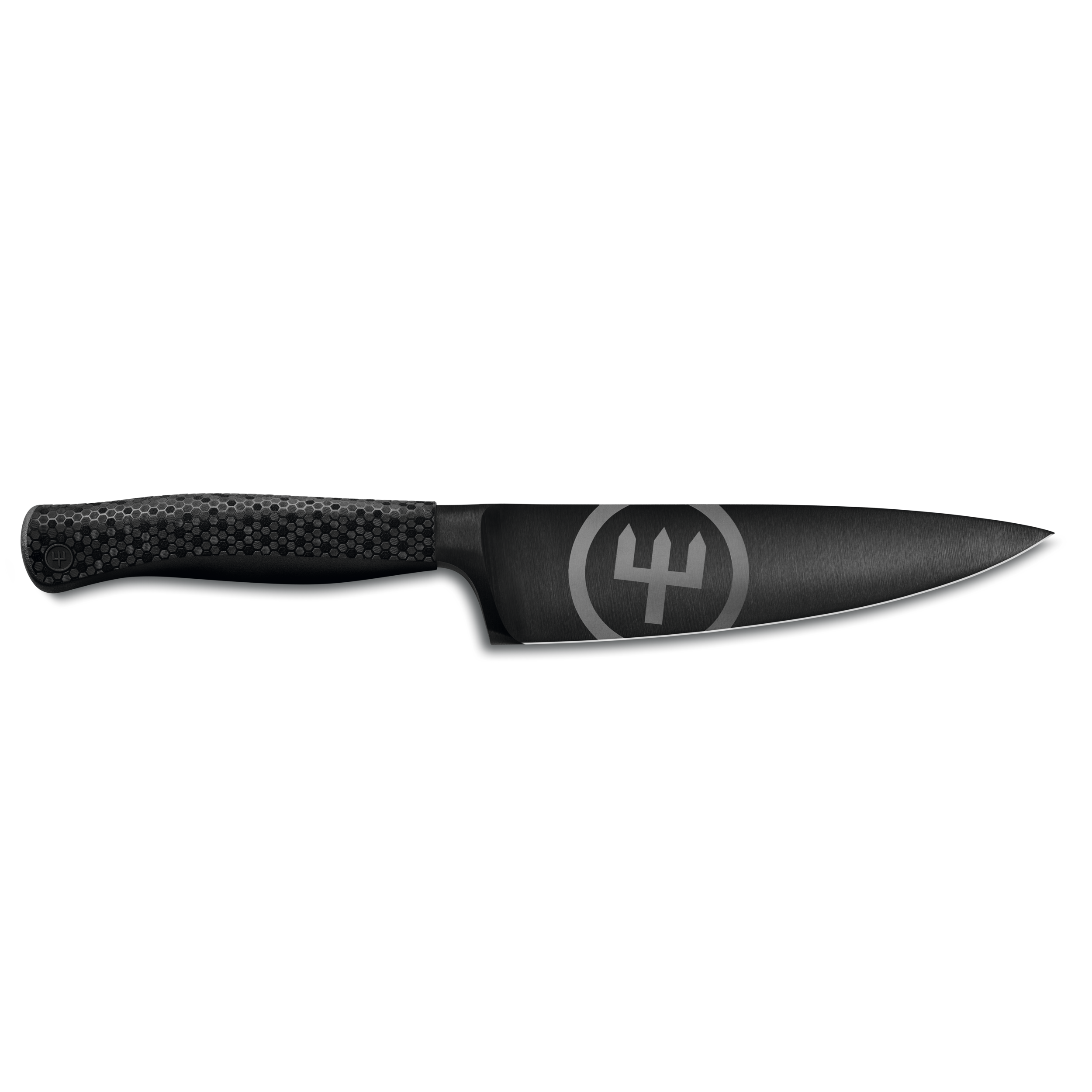 Schwarzes Kochmesser mit strukturierter Griff und einem Dreizack-Logo auf der Klinge, vor schwarzem Hintergrund.