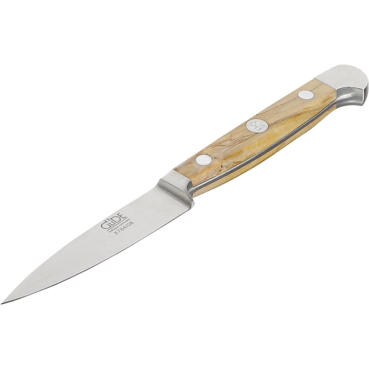 Ein Messer mit Holzgriff und silberner Klinge. Der Griff ist hellbraun mit silbernen Nieten. Auf der Klinge steht 'GUIDE'.