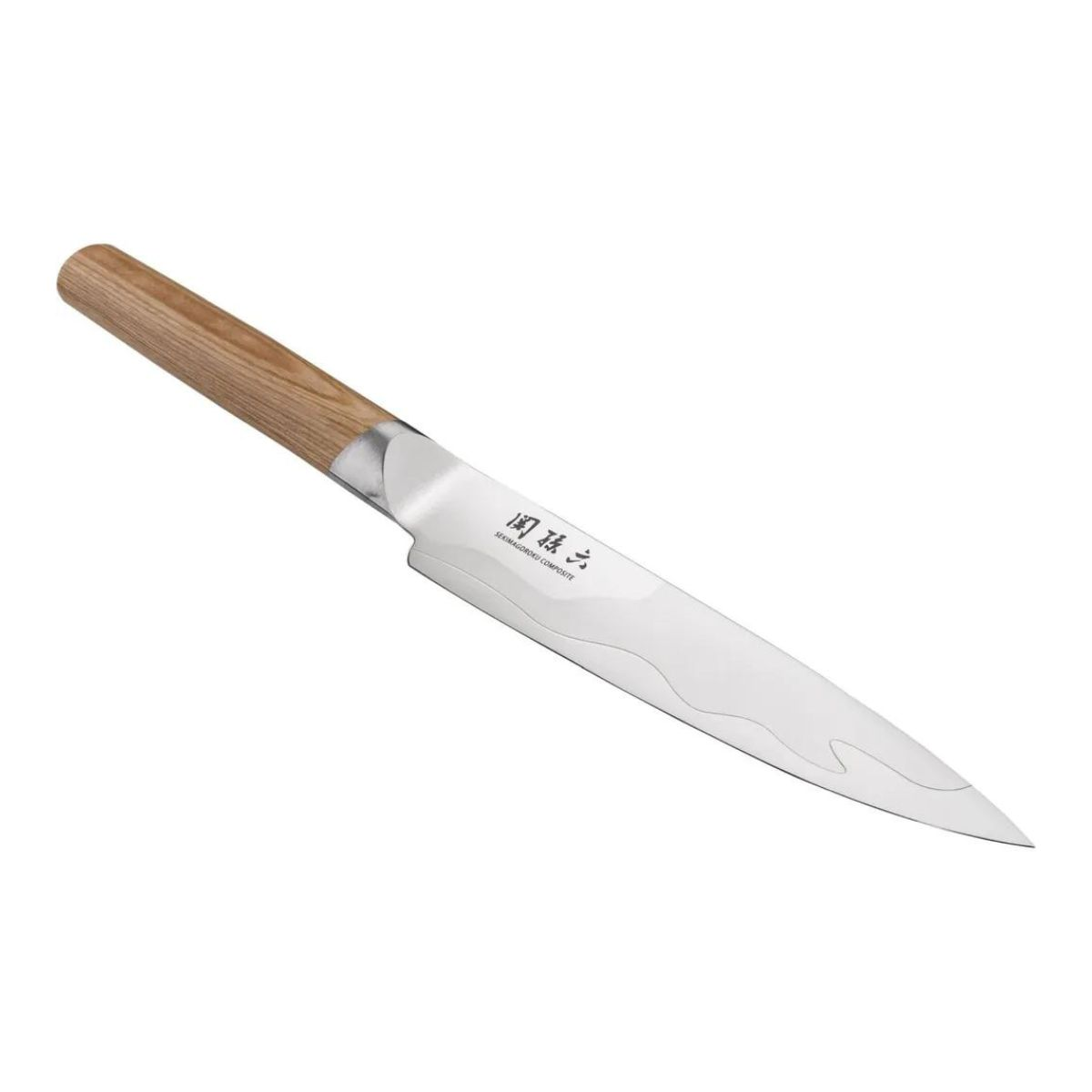 Ein Küchenmesser mit Holzgriff, silberner Klinge und japanischen Schriftzeichen. Die Klinge hat ein wellenförmiges Muster.