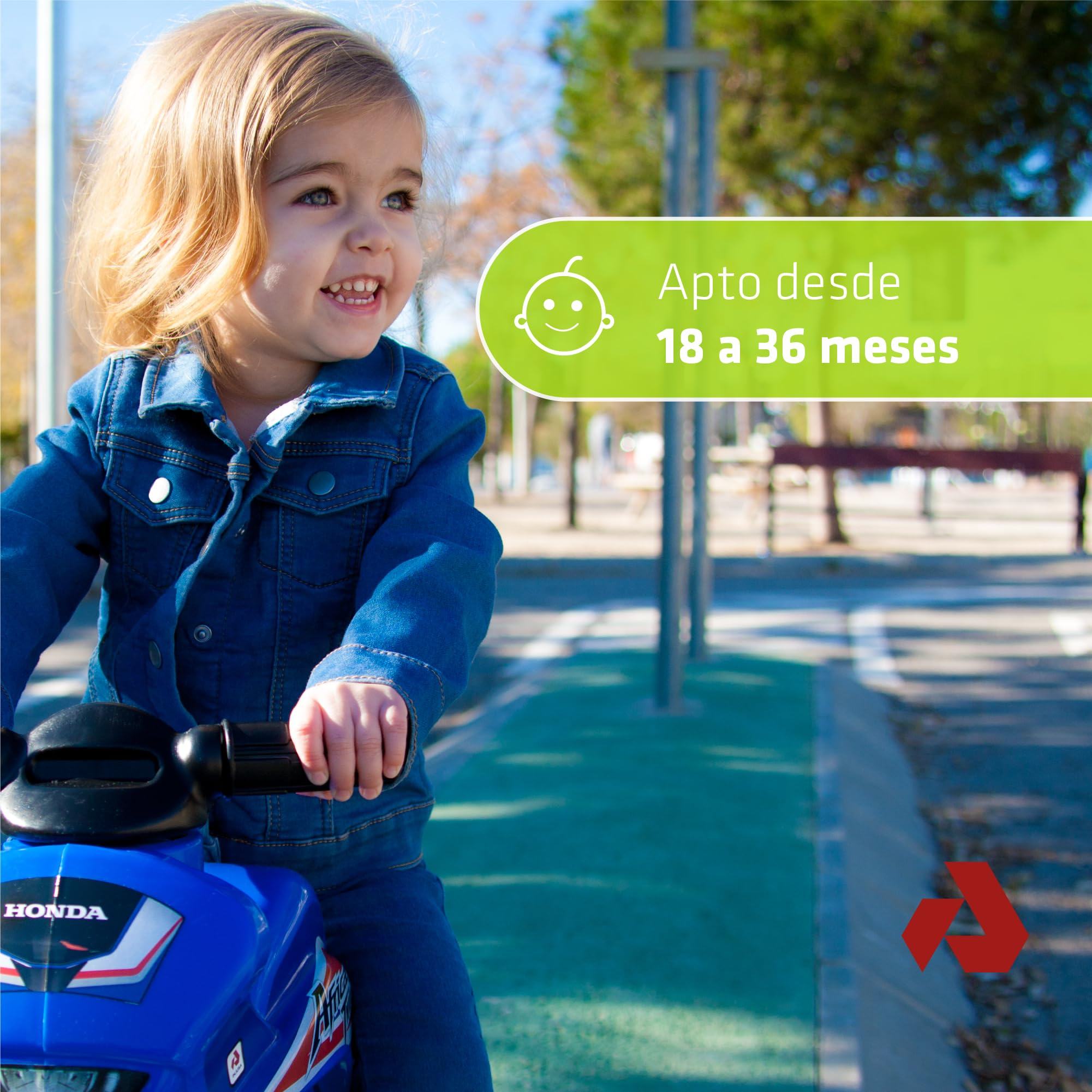 Un bambino sorridente su una moto giocattolo blu. Il testo mostra che il prodotto è adatto per 18-36 mesi.