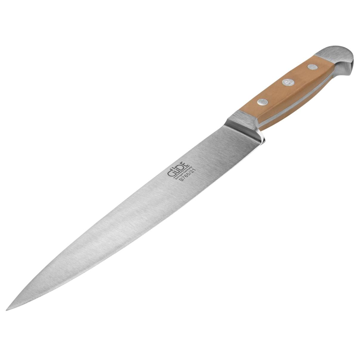 Ein Küchenmesser mit silberner Klinge und Holzgriff. Das Messer ist angewinkelt, die Klinge ist scharf.