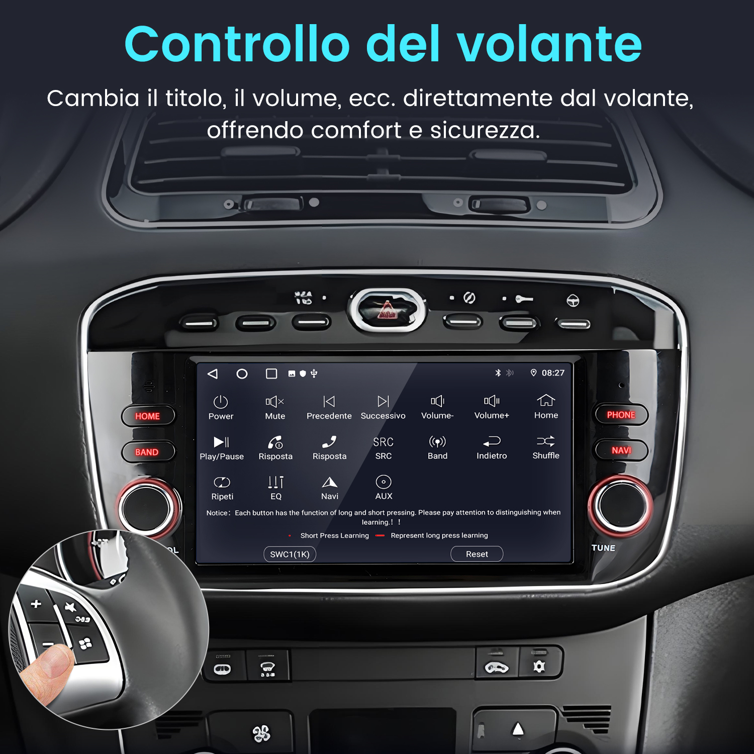 Cruscotto auto con schermo. Comandi al volante visibili. Una mano preme un pulsante sul volante.