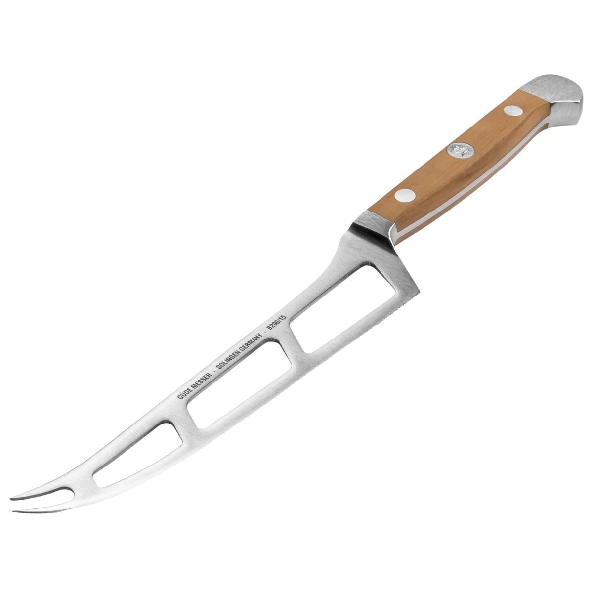 Ein Käsemesser mit Holzgriff und silberner Klinge. Die Klinge hat Aussparungen und eine gegabelte Spitze. Das Messer ist abgewinkelt.