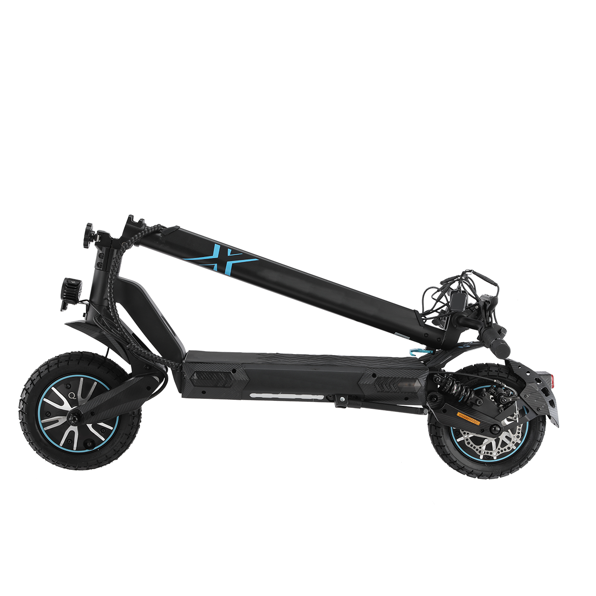 Czarna hulajnoga elektryczna z niebieskimi akcentami. Hulajnoga na białym tle. Ma dwa koła, kierownicę i podest.