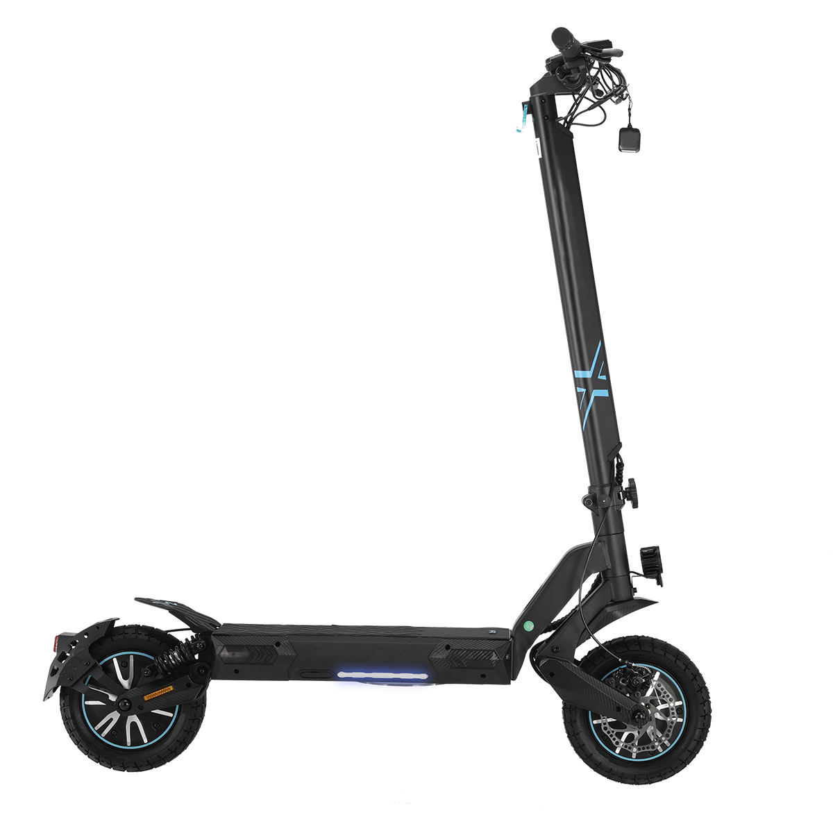 Czarna hulajnoga elektryczna na białym tle. Cechy: kierownica, pokład, dwa koła i niebieski akcent na wsporniku.