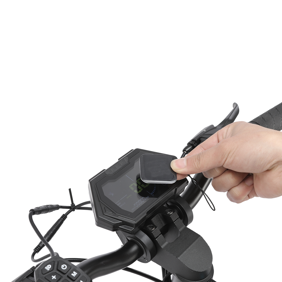 Ręka trzyma czarny kwadrat w pobliżu czarnego wyświetlacza cyfrowego na kierownicy skutera. Wyświetlacz pokazuje liczby i symbole.