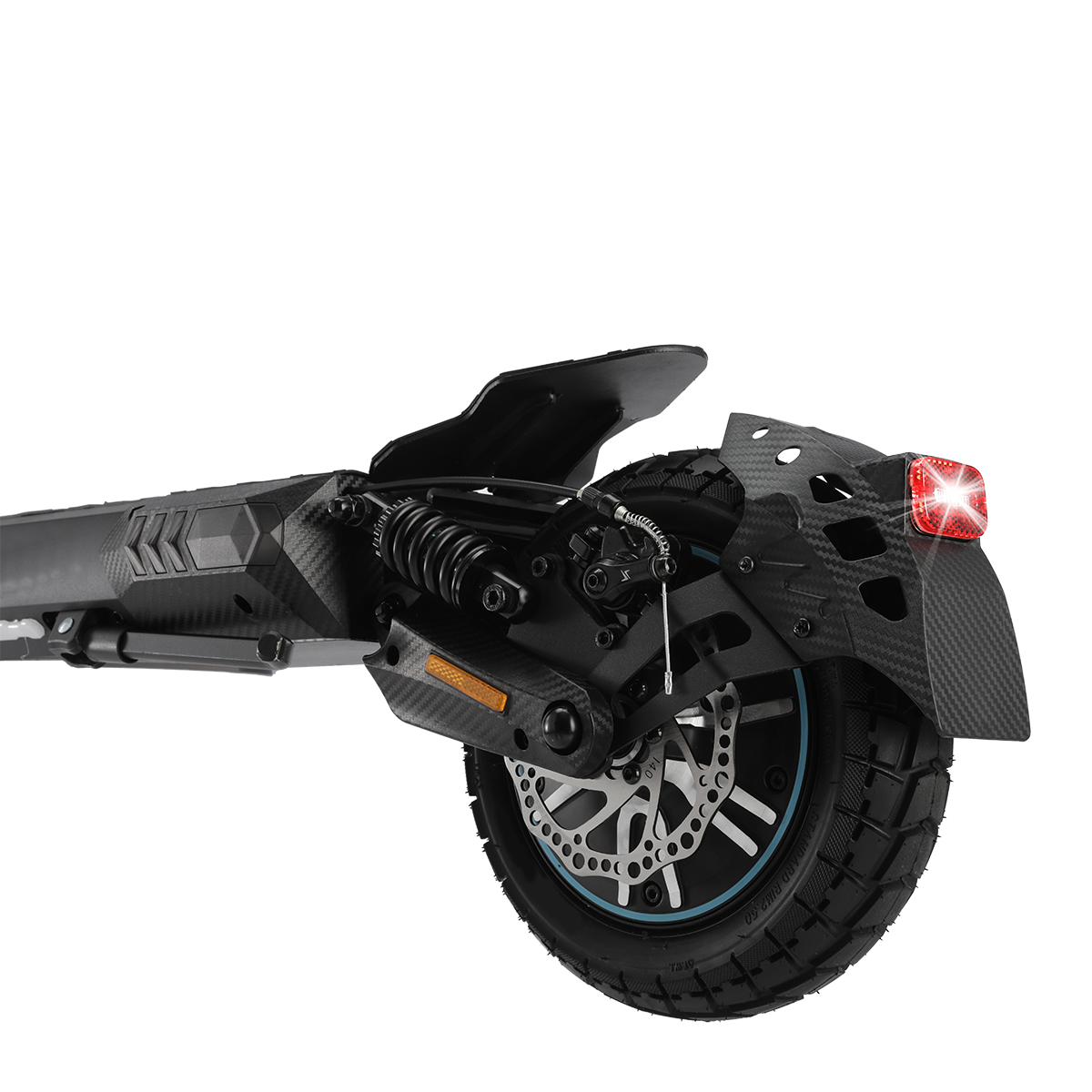 Czarny tylne koło hulajnogi elektrycznej. Widoczna opona, hamulec tarczowy, tylny błotnik i czerwone światło tylne. Tło białe.