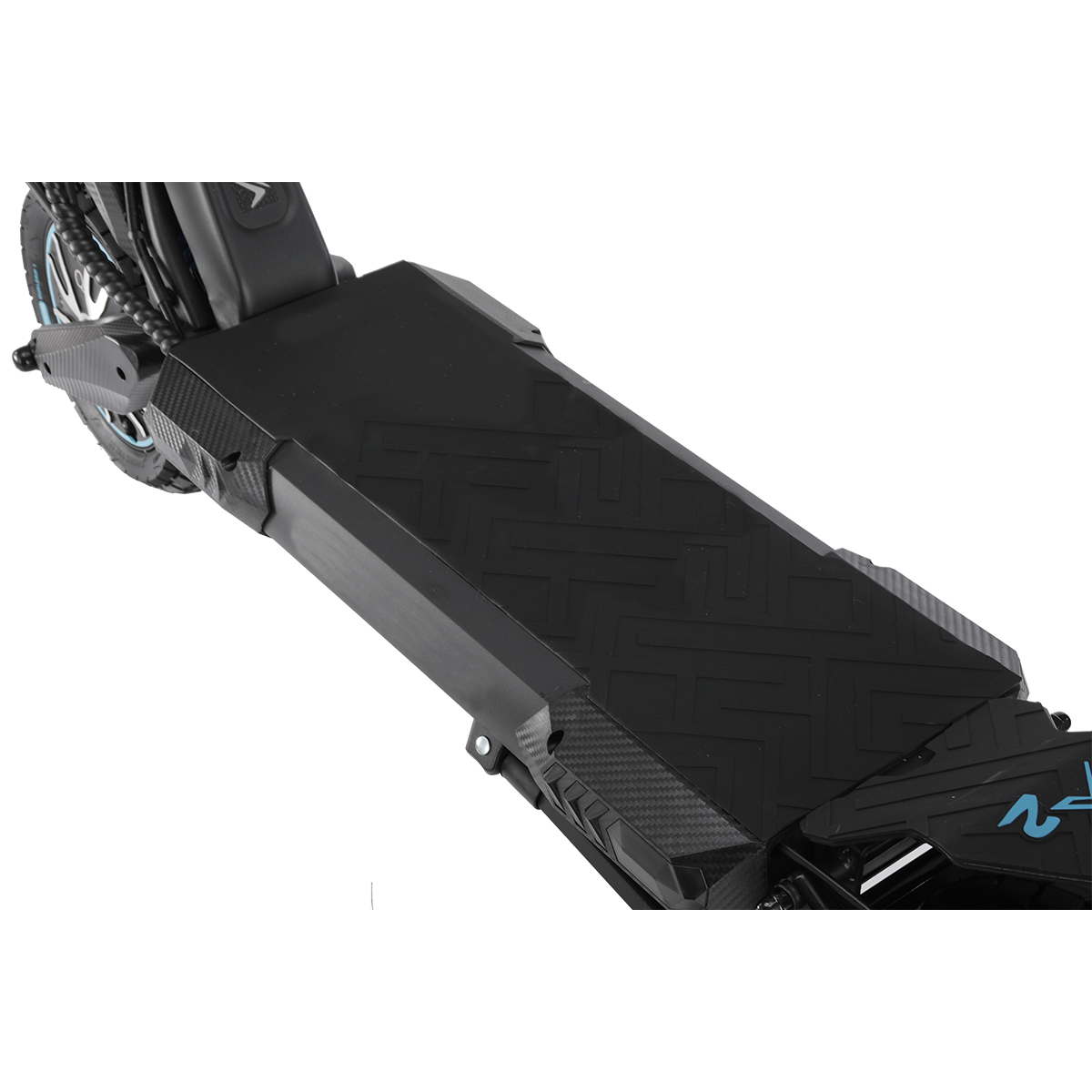 Zbliżenie czarnego pokładu skutera elektrycznego. Pokład ma teksturowaną powierzchnię. Widoczne koło i część ramy.