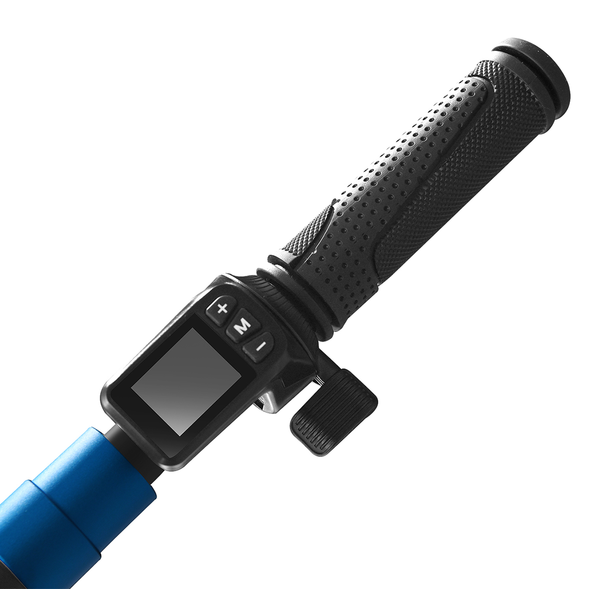 Zbliżenie kierownicy roweru z czarnym uchwytem, panelem sterowania i niebieskim wspornikiem na białym tle.