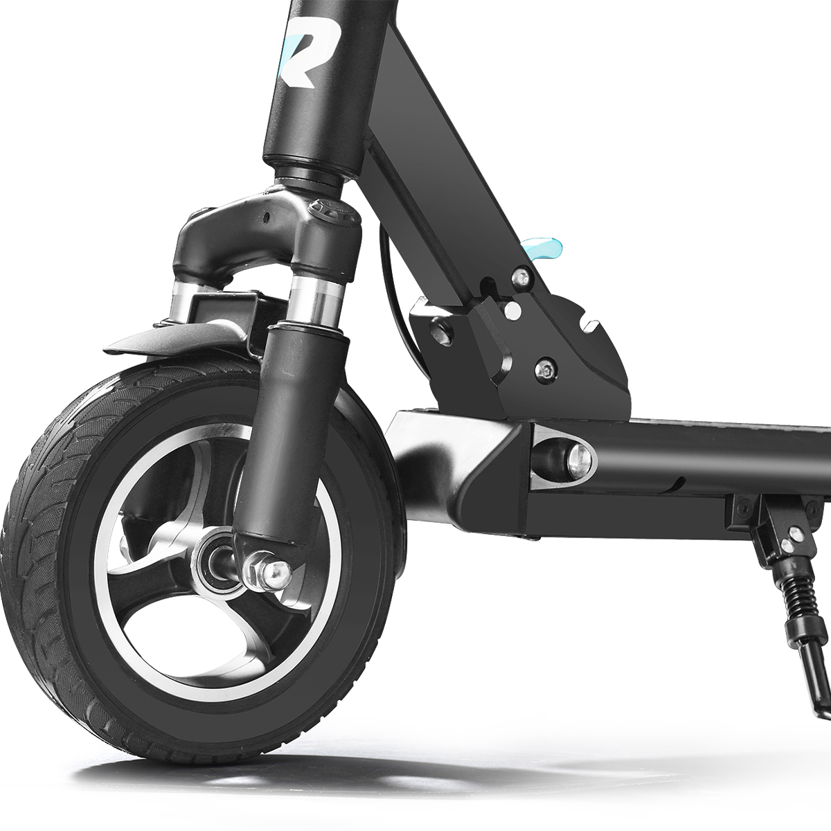 Zbliżenie czarnej hulajnogi elektrycznej. Widoczne przednie koło, zawieszenie i rama. Hulajnoga na białym tle.