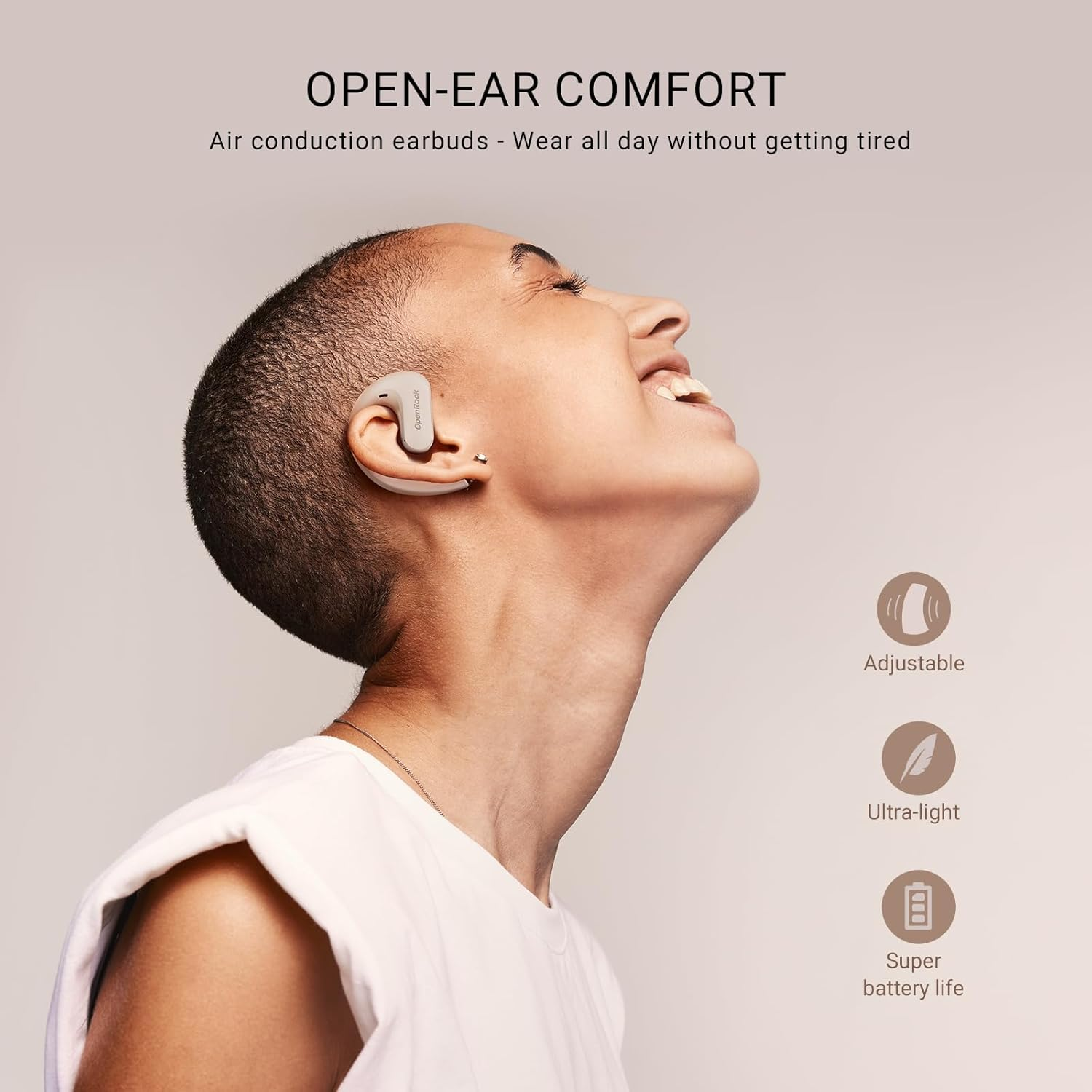 Una donna con un auricolare a orecchio aperto sorride, guardando in alto. Testo: Comfort orecchio aperto, auricolari a conduzione d'aria, regolabile, ultra-leggero.