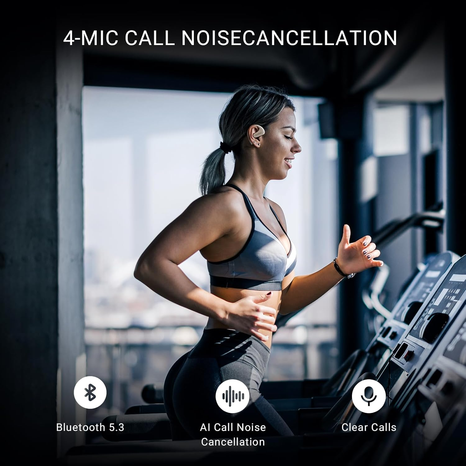 Una donna corre su un tapis roulant. Indossa un reggiseno sportivo e leggings, e un auricolare. Il testo indica Bluetooth 5.3, cancellazione del rumore AI e chiamate chiare.