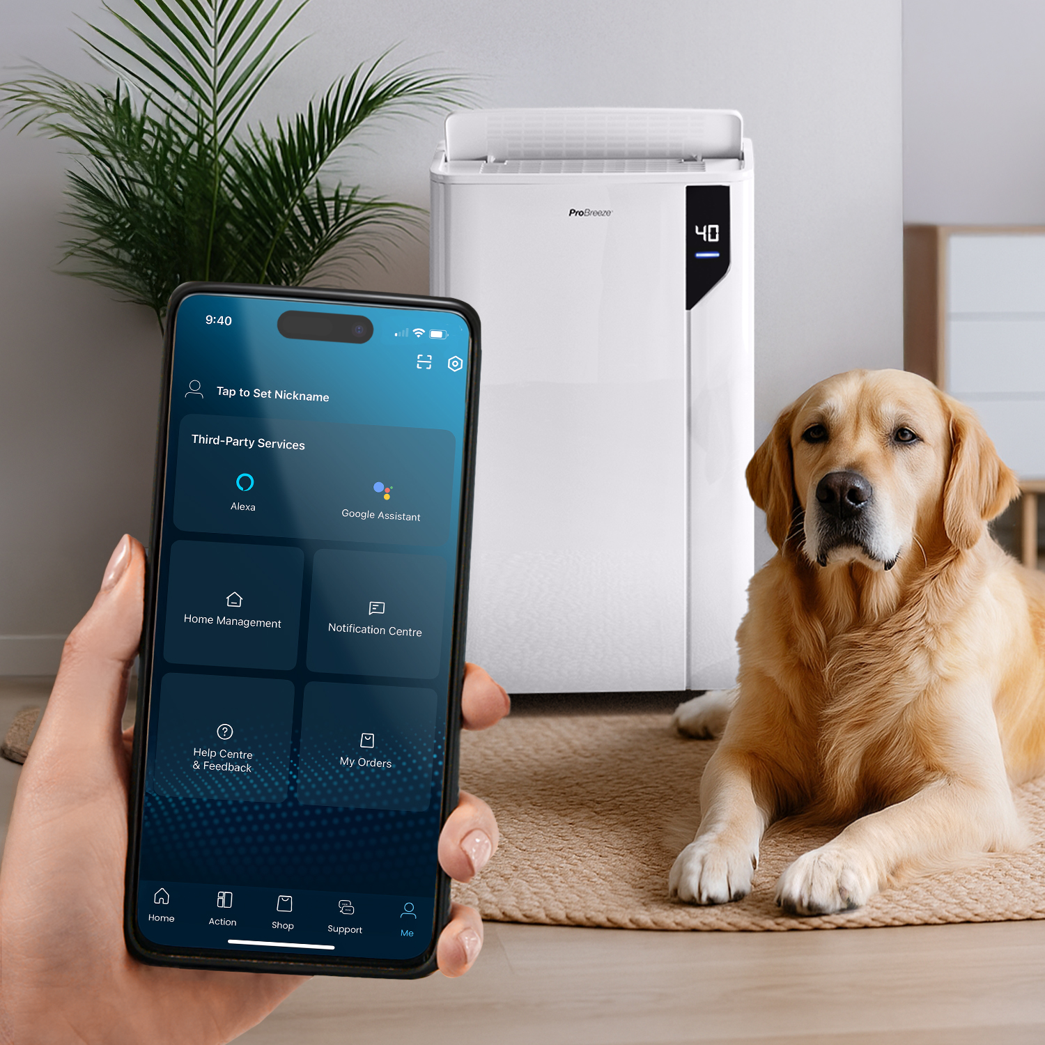 Eine Hand hält ein Telefon mit App-Oberfläche. Ein Golden Retriever liegt auf einem Teppich, im Hintergrund ein Klimagerät.