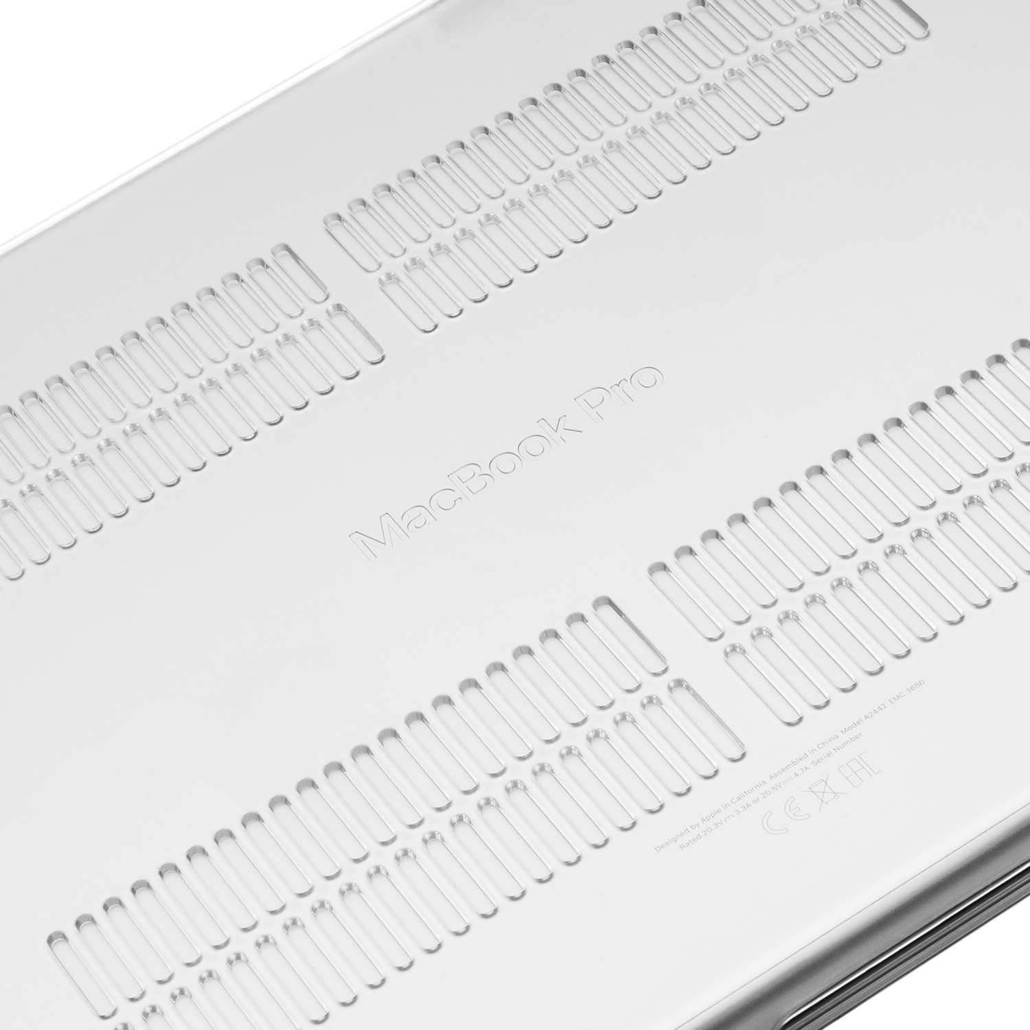 Die Unterseite eines MacBook Pro wird gezeigt, mit Lüftungsschlitzen und dem Text 'MacBook Pro'. Die Oberfläche ist silbergrau.