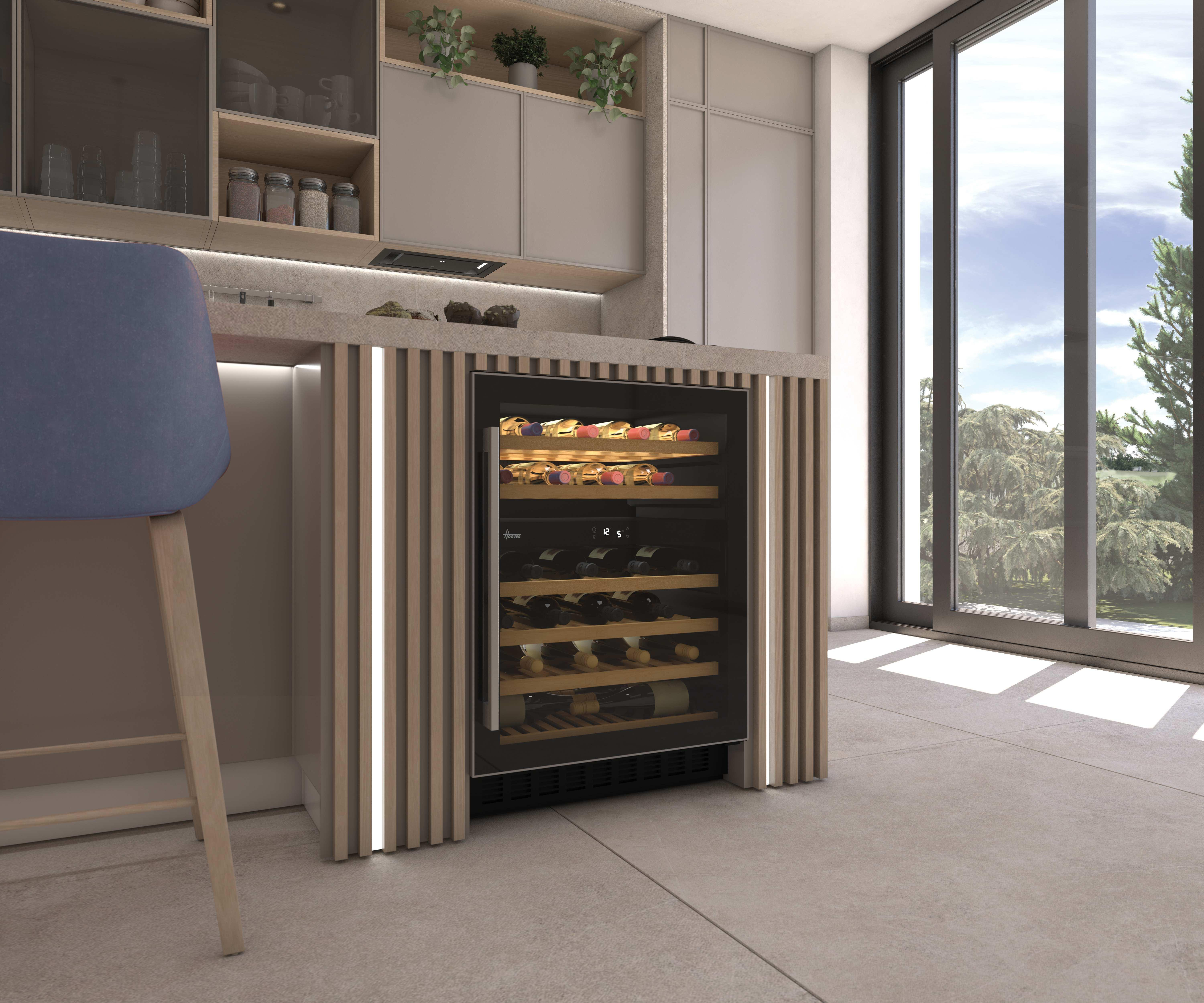Una cucina moderna con cantinetta. Sgabello a sinistra. Grande finestra con vista.
