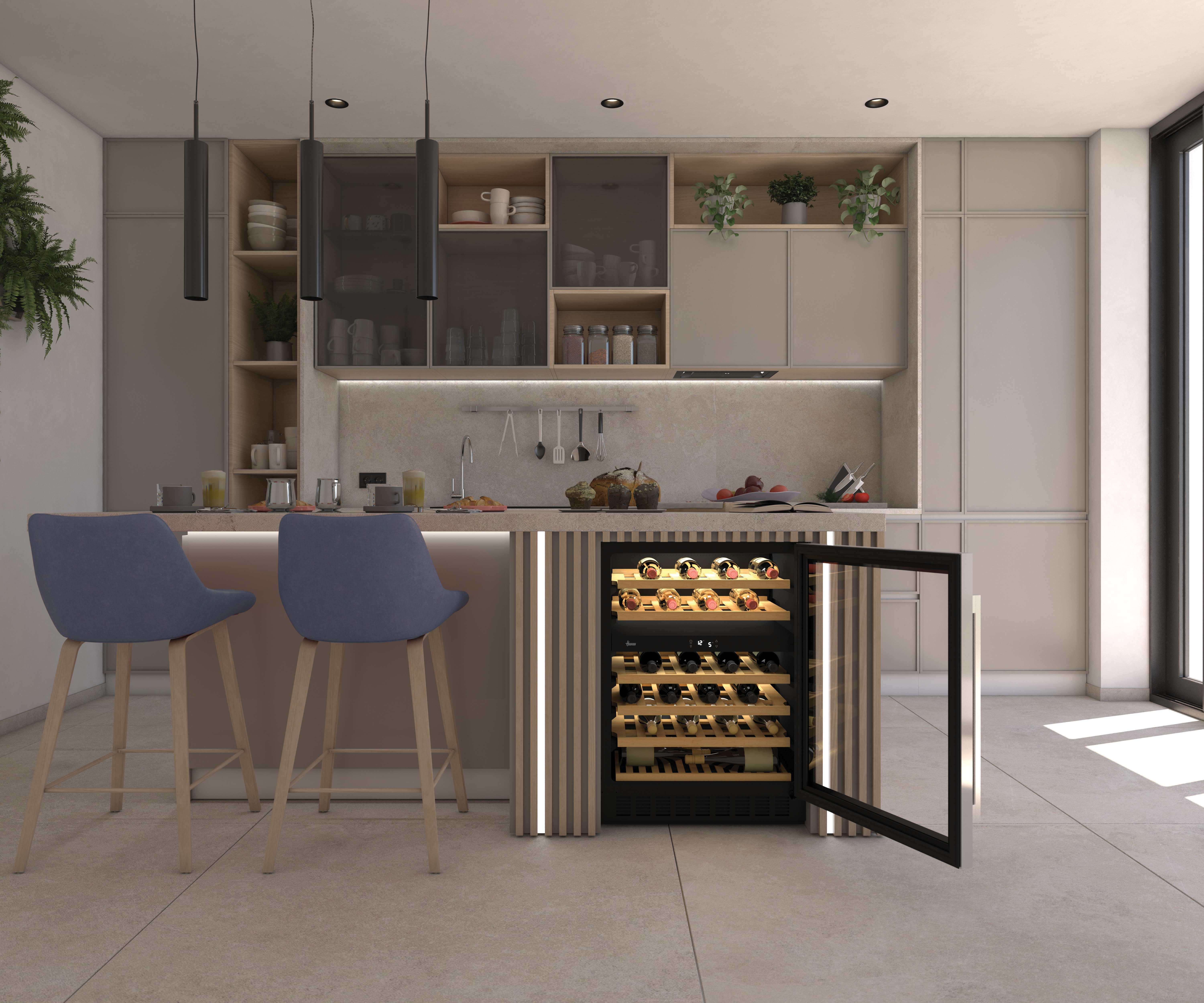 Cucina moderna con cantina. Due sgabelli blu. Mensole aperte con piatti, piante e vari oggetti. Finestra aperta.