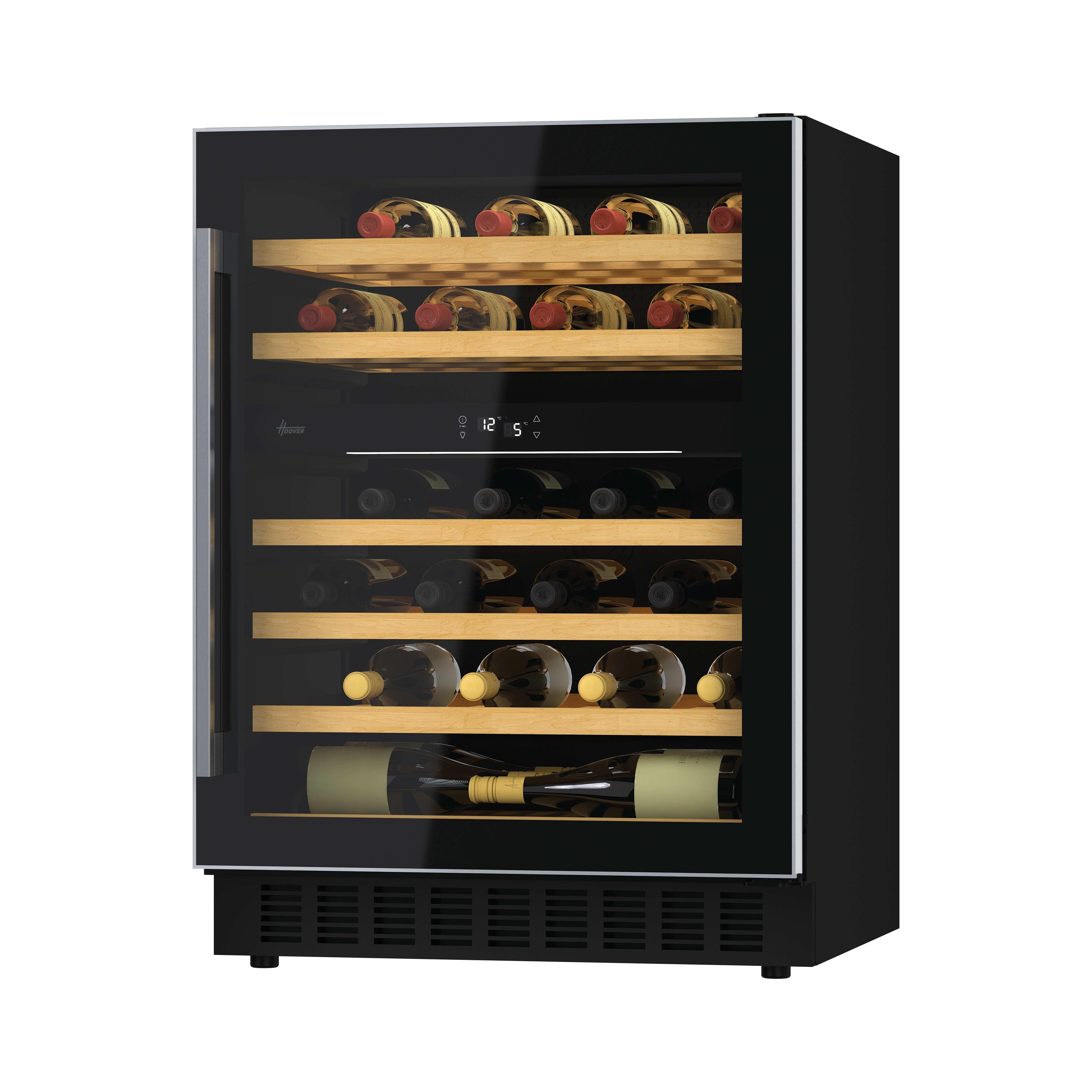 Un refrigeratore per vini nero con porta a vetro. Bottiglie di vino visibili all'interno, su ripiani.
