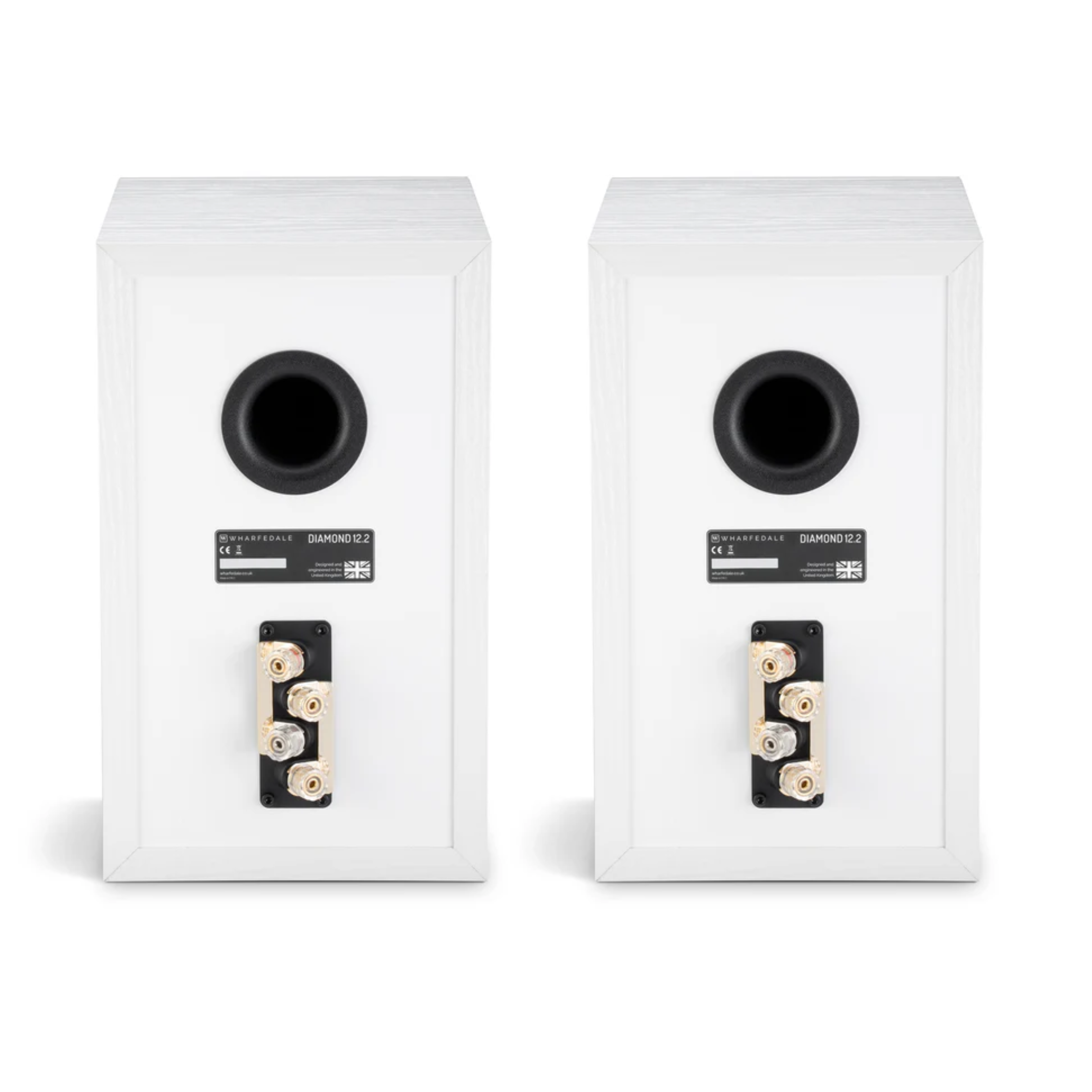 Twee witte luidsprekers met zwarte achterpoorten, gouden connectoren en merklabels. Witte achtergrond.