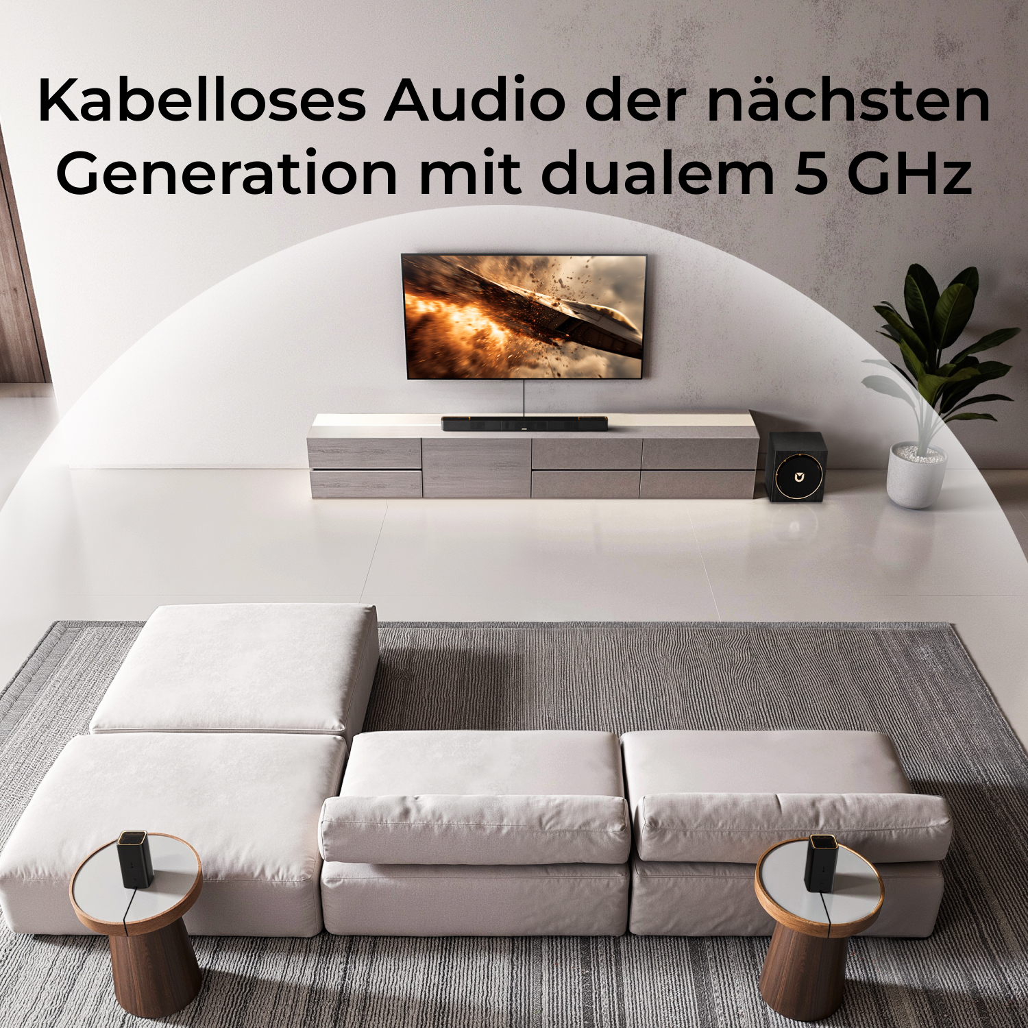 Nowoczesny salon z białą sofą, telewizorem nad szafką, subwooferem i rośliną. Widoczny jest również dywan i dwa stoliki boczne.