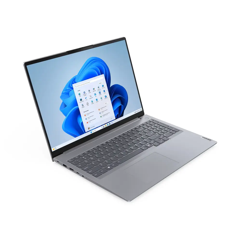 Gri bir Lenovo dizüstü bilgisayar açık, Windows 11 arayüzünü gösteriyor. Ekran, uygulama simgeleriyle mavi soyut bir arka plan gösteriyor.