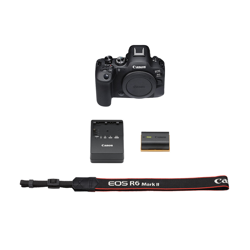 Una fotocamera Canon EOS R6 Mark II, caricabatterie, batteria e cinturino sono disposti su sfondo bianco. Il cinturino riporta EOS R6 Mark II.