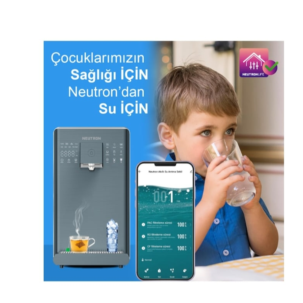 Bir çocuk su içiyor. Solda bir su filtresi makinesi ve filtre istatistikleri olan bir akıllı telefon var. Metin: 'Çocuklarımızın sağlığı için su'.