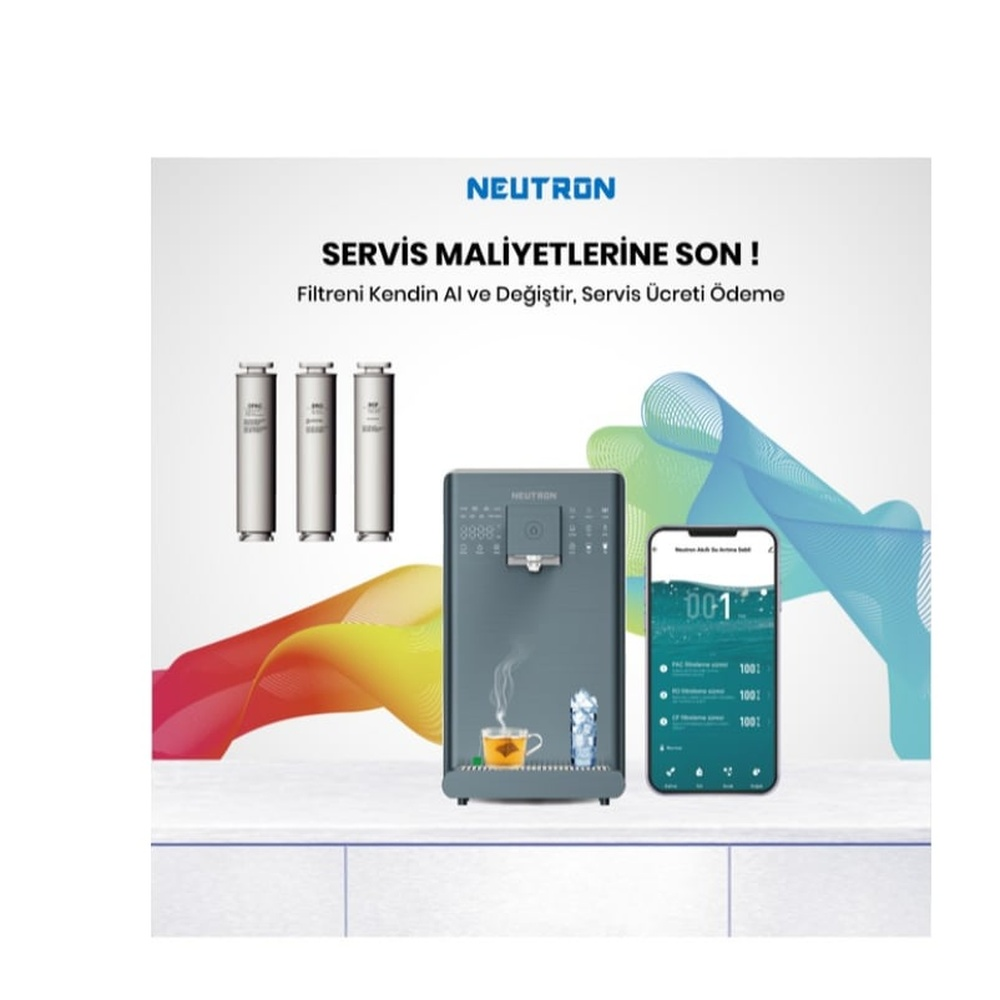 Bir su filtresi sistemi reklamı. Sistemi, filtreleri, bir uygulaması olan bir telefonu ve bir fincan çayı gösterir.