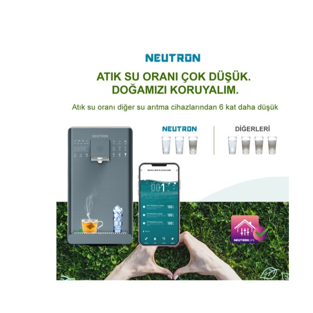 Bir su arıtıcısı reklamı. Arıtıcıyı, bir telefonu ve yeşil çimenlerin üzerinde kalp şekli oluşturan elleri gösterir.